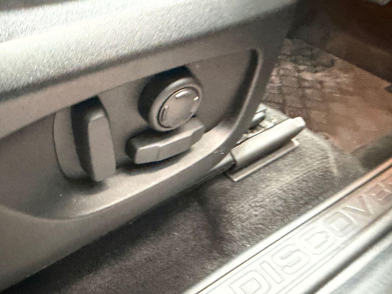 Land Rover Discovery Sport view 14