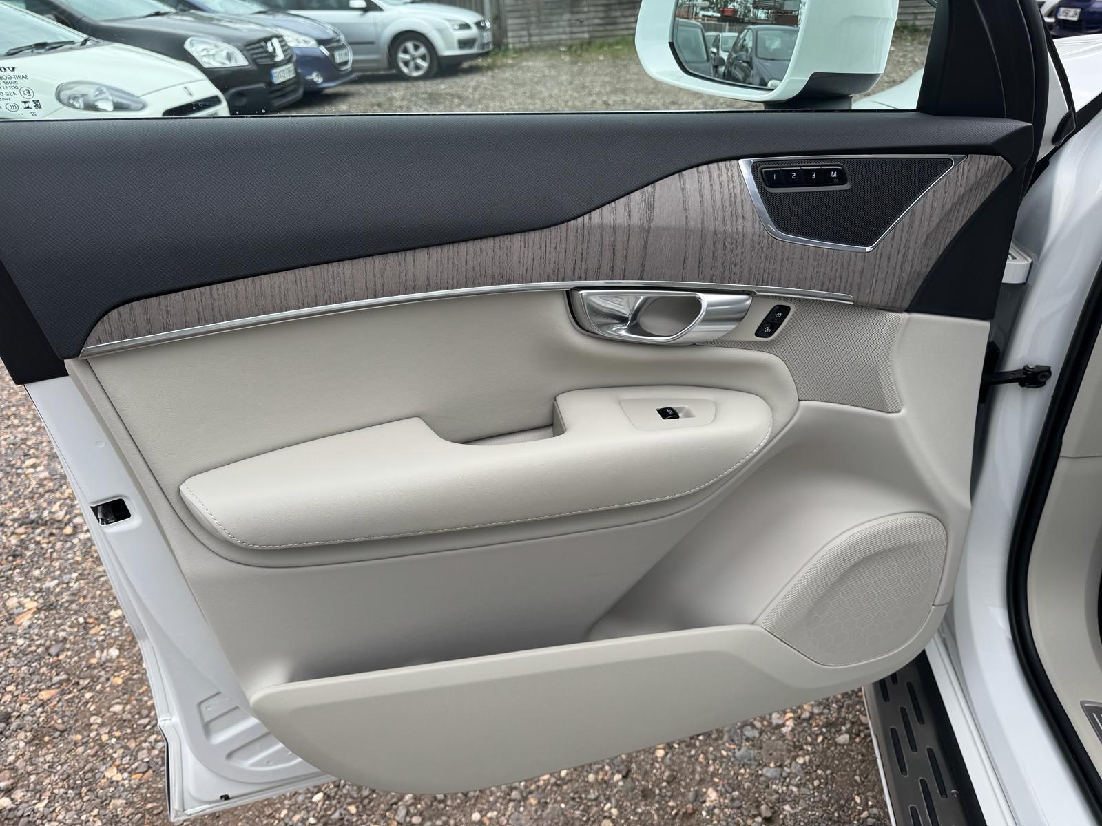 Volvo XC90 view 25