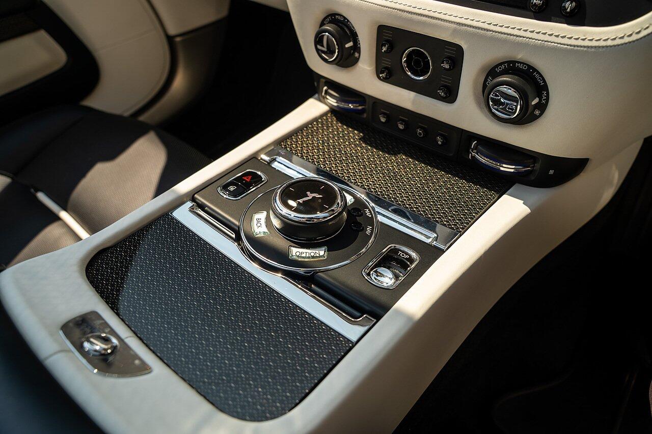 Rolls-Royce Dawn view 56