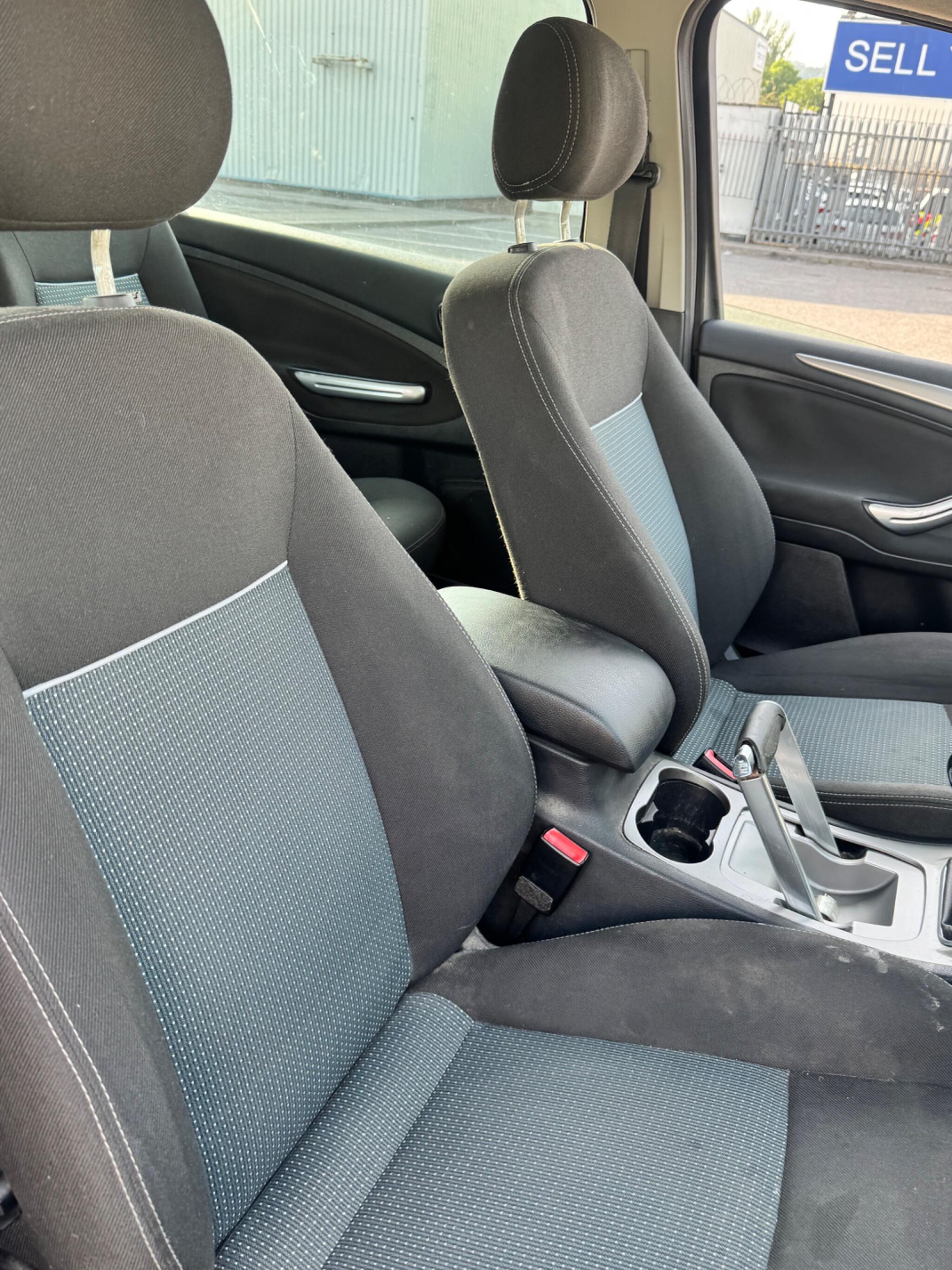 Ford S-Max view 25