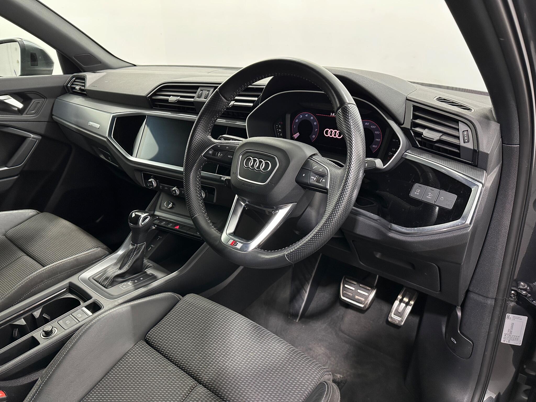 Audi Q3 view 11