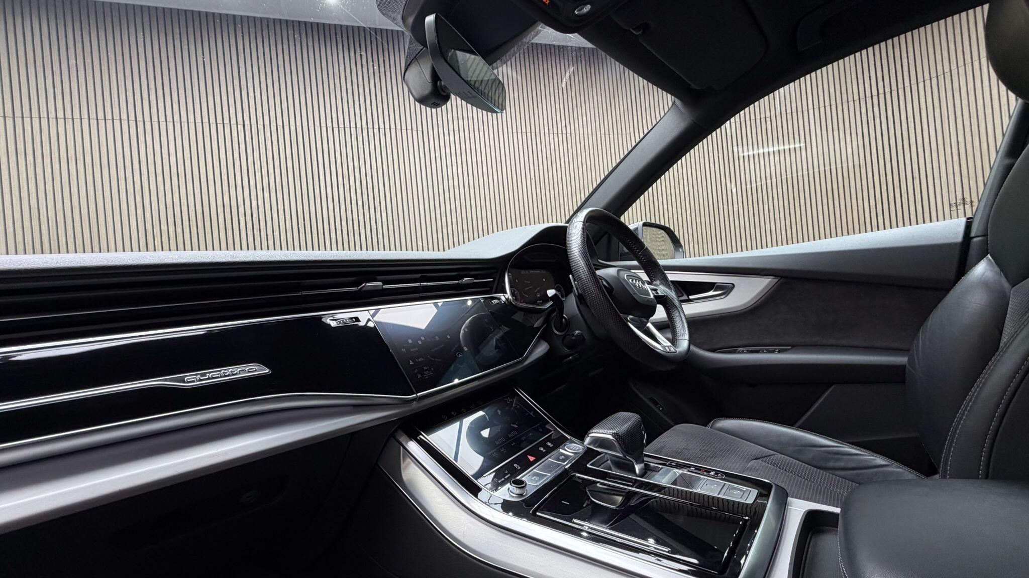 Audi Q8 view 10