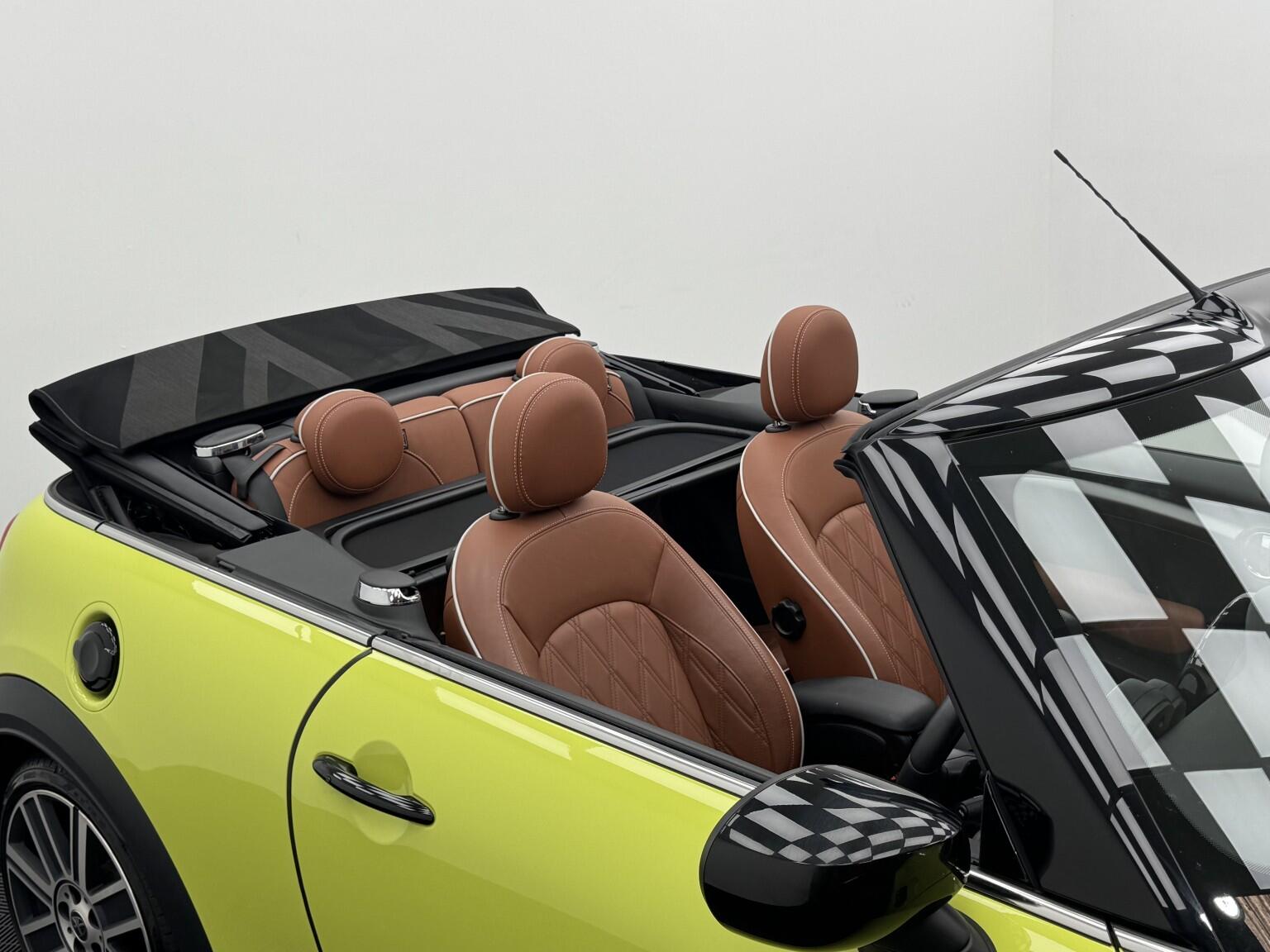 Mini Convertible view 29