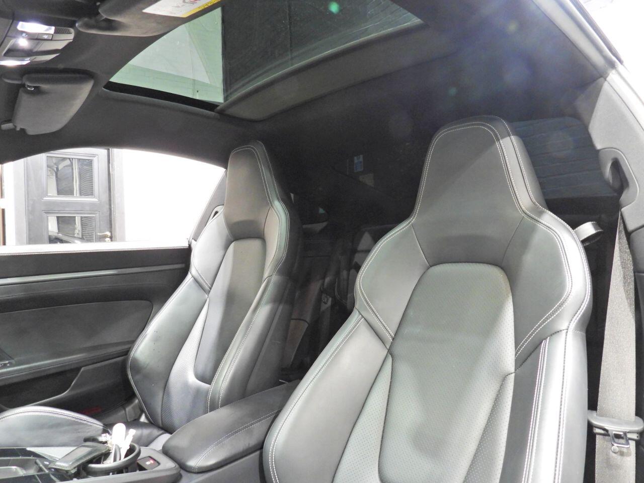 Porsche 911 view 32
