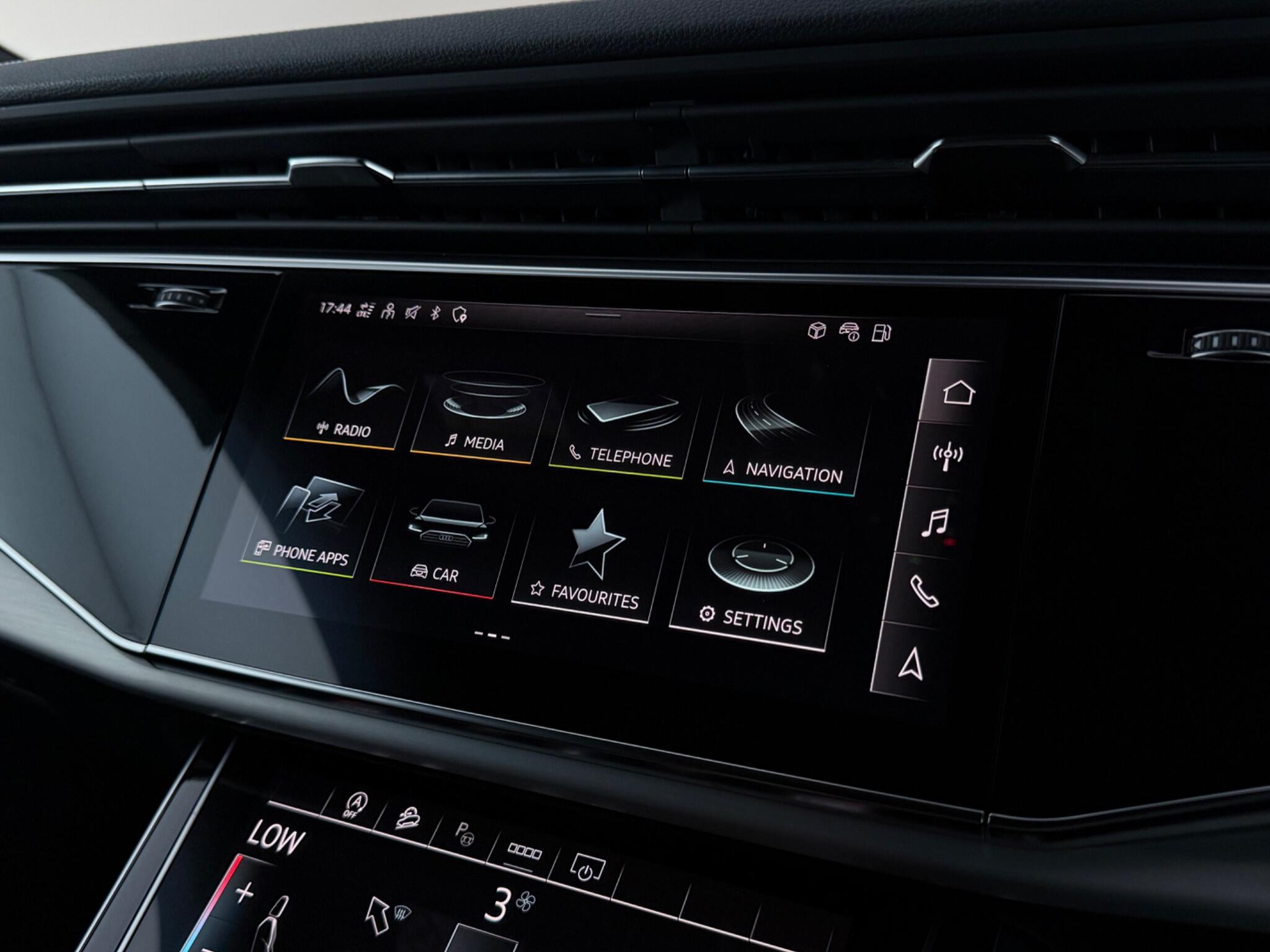 Audi Q8 view 35