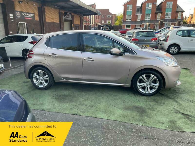 2013 Peugeot 208 image 11
