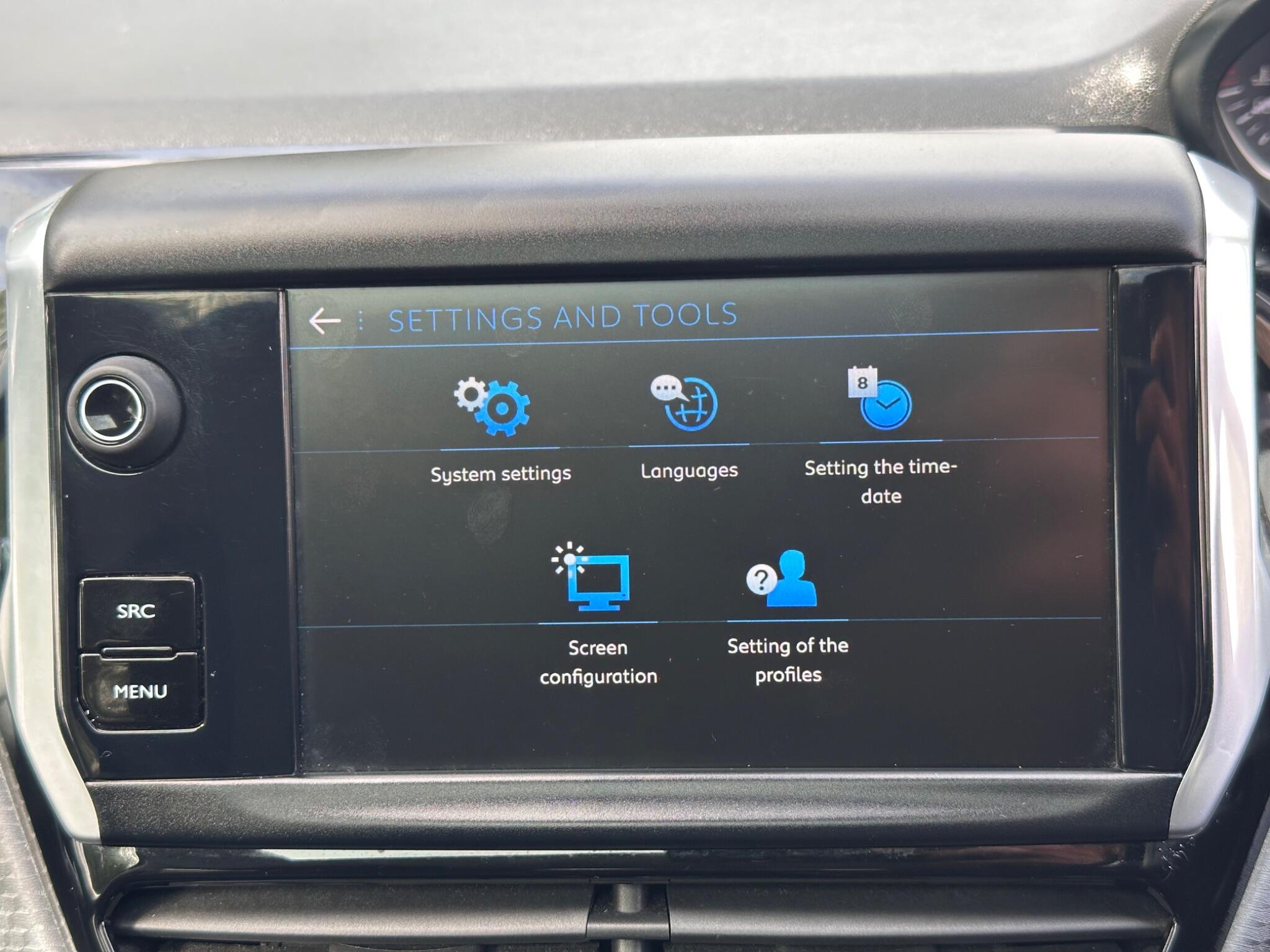 Peugeot 208 view 45