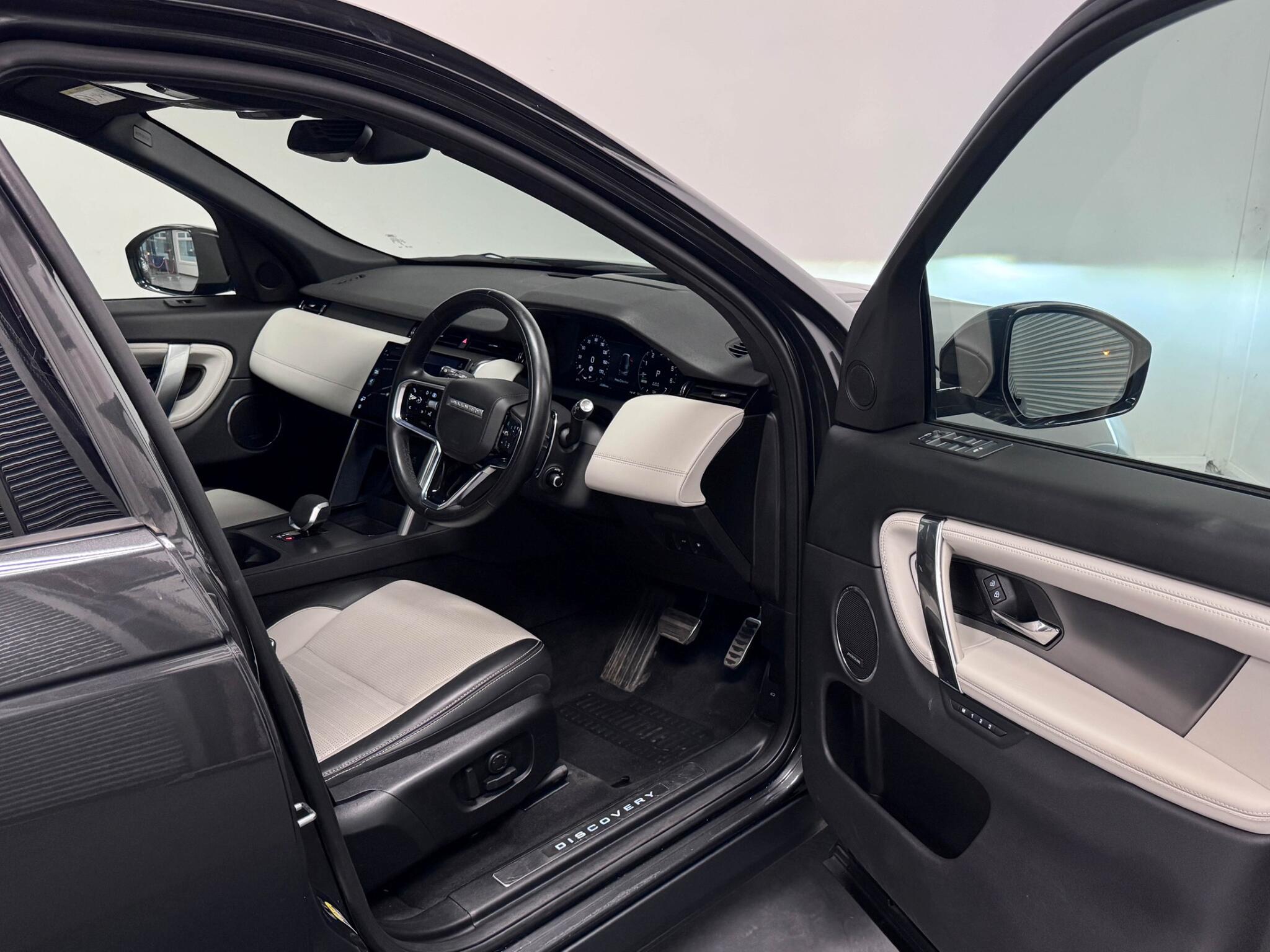 Land Rover Discovery Sport view 34