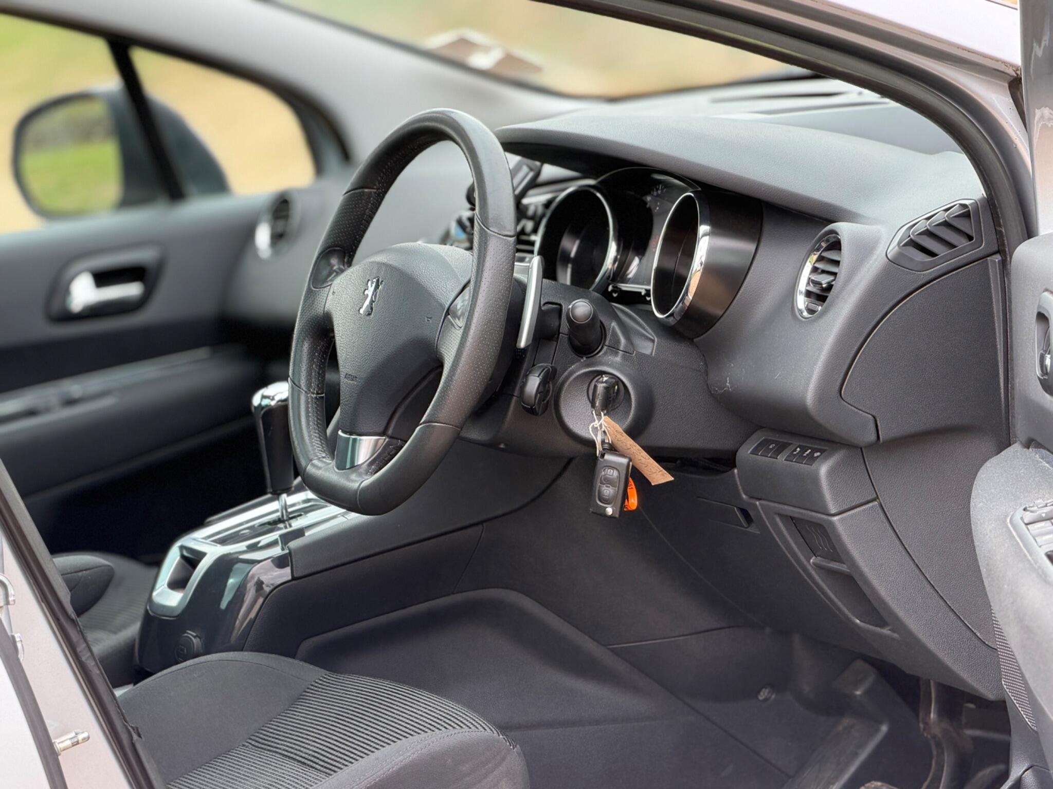 2013 Peugeot 5008 1.6 e-HDi Allure EGC Euro 5 (s/s) 5dr image 12