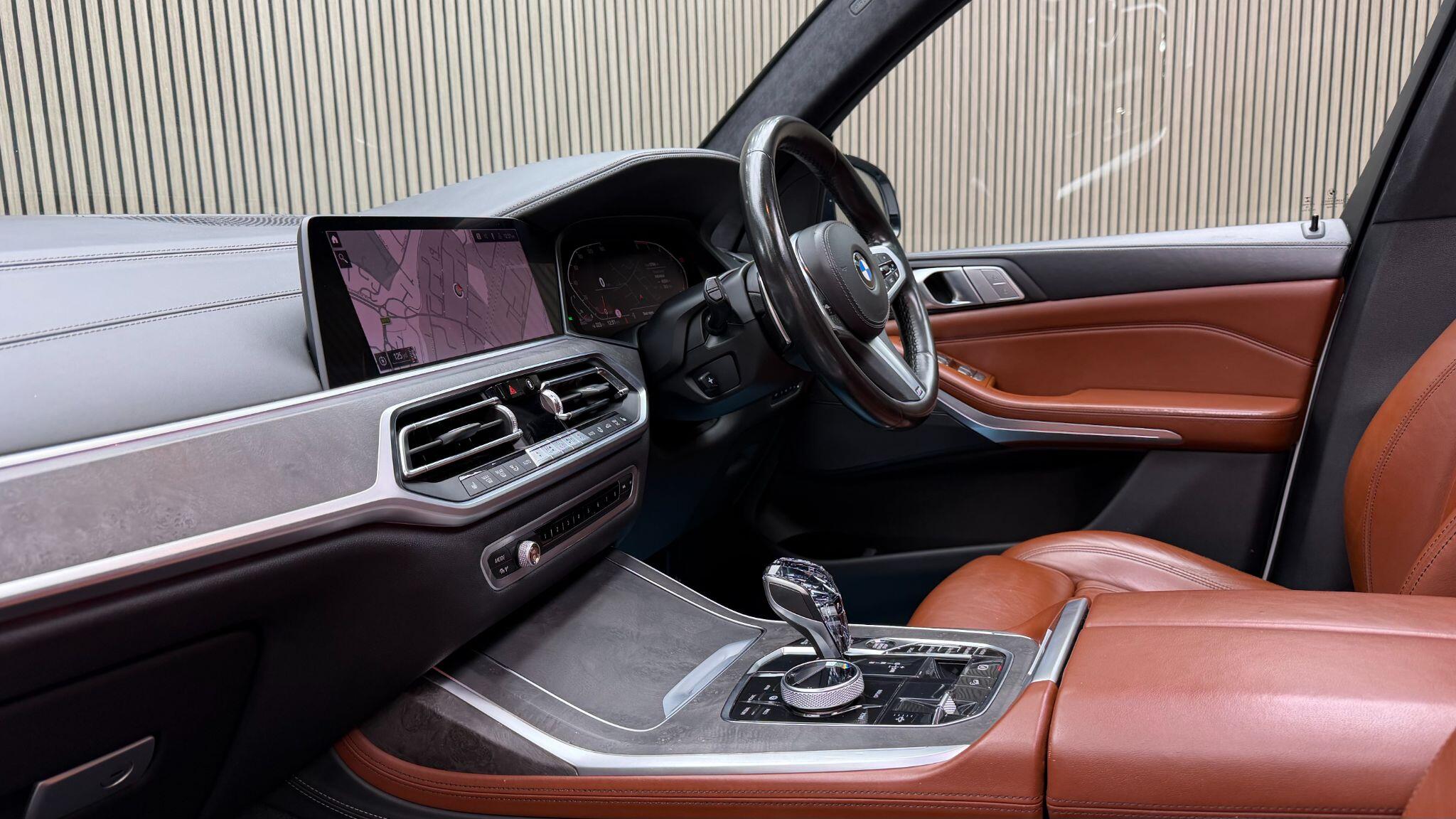 BMW X7 view 11