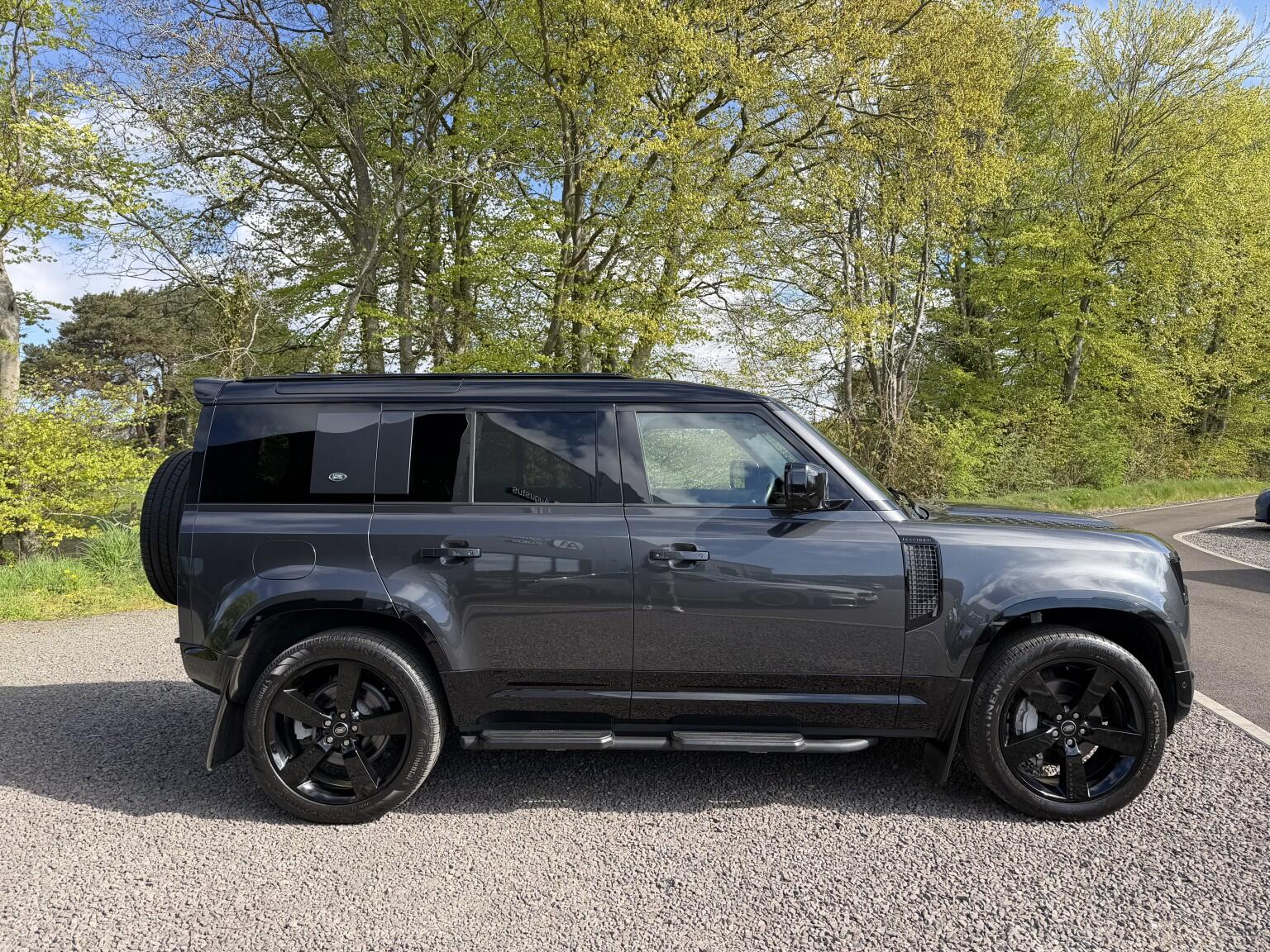 Land Rover Defender 110 view 33