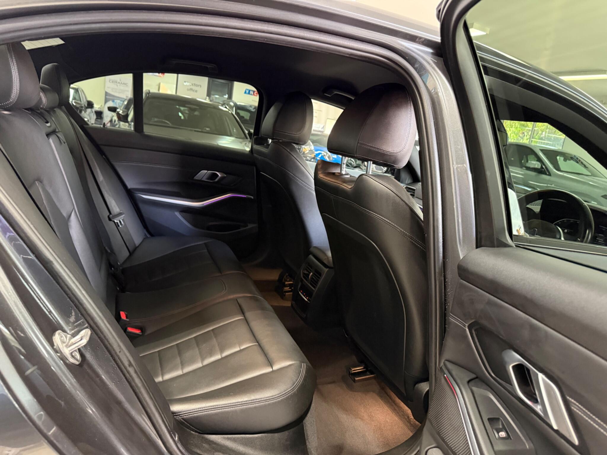 BMW 3 Series view 29