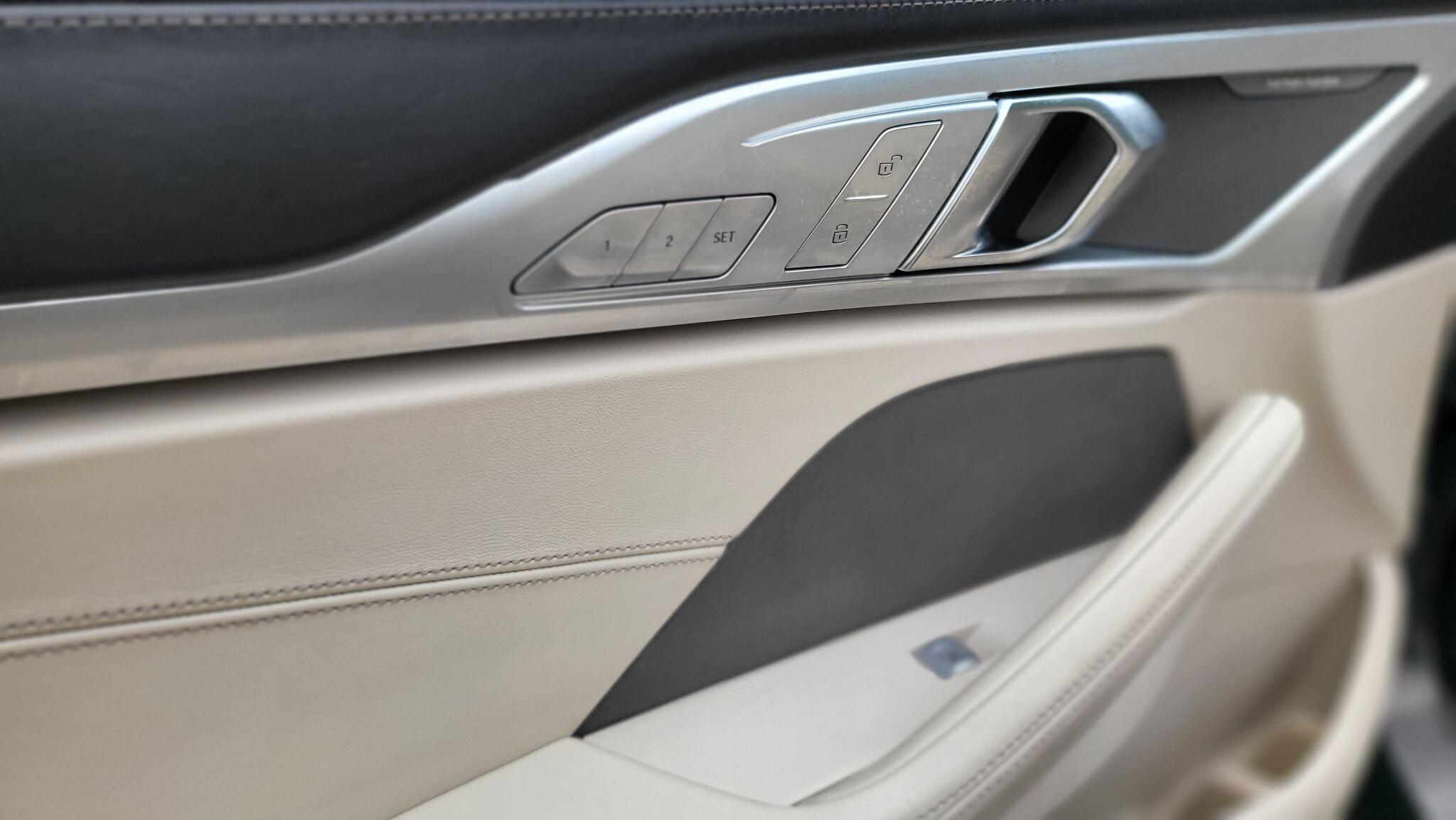 BMW 8 Series view 20