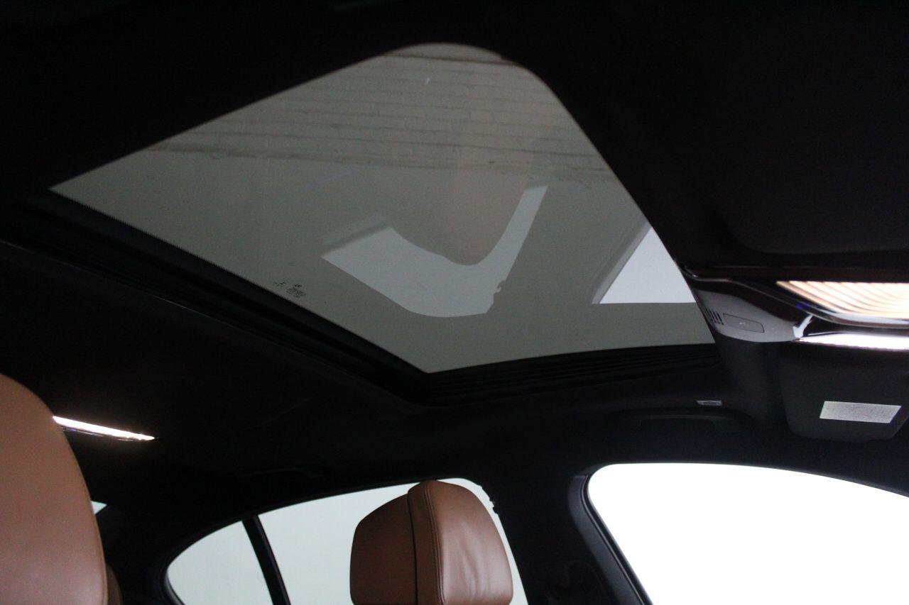 BMW 7 Series view 27