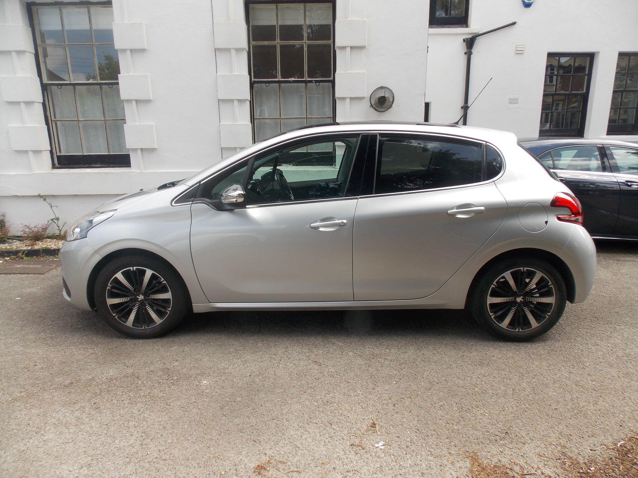 Peugeot 208 view 5