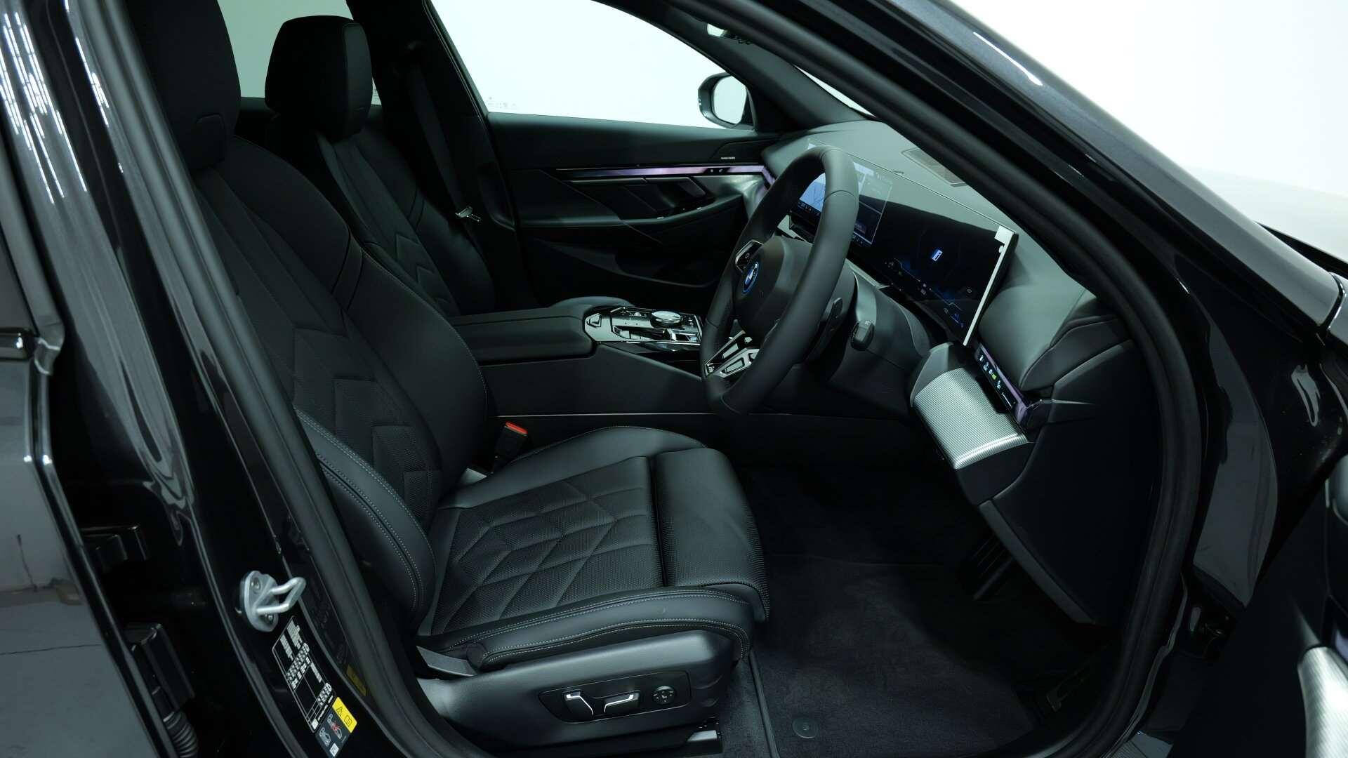 BMW 5 Series view 12
