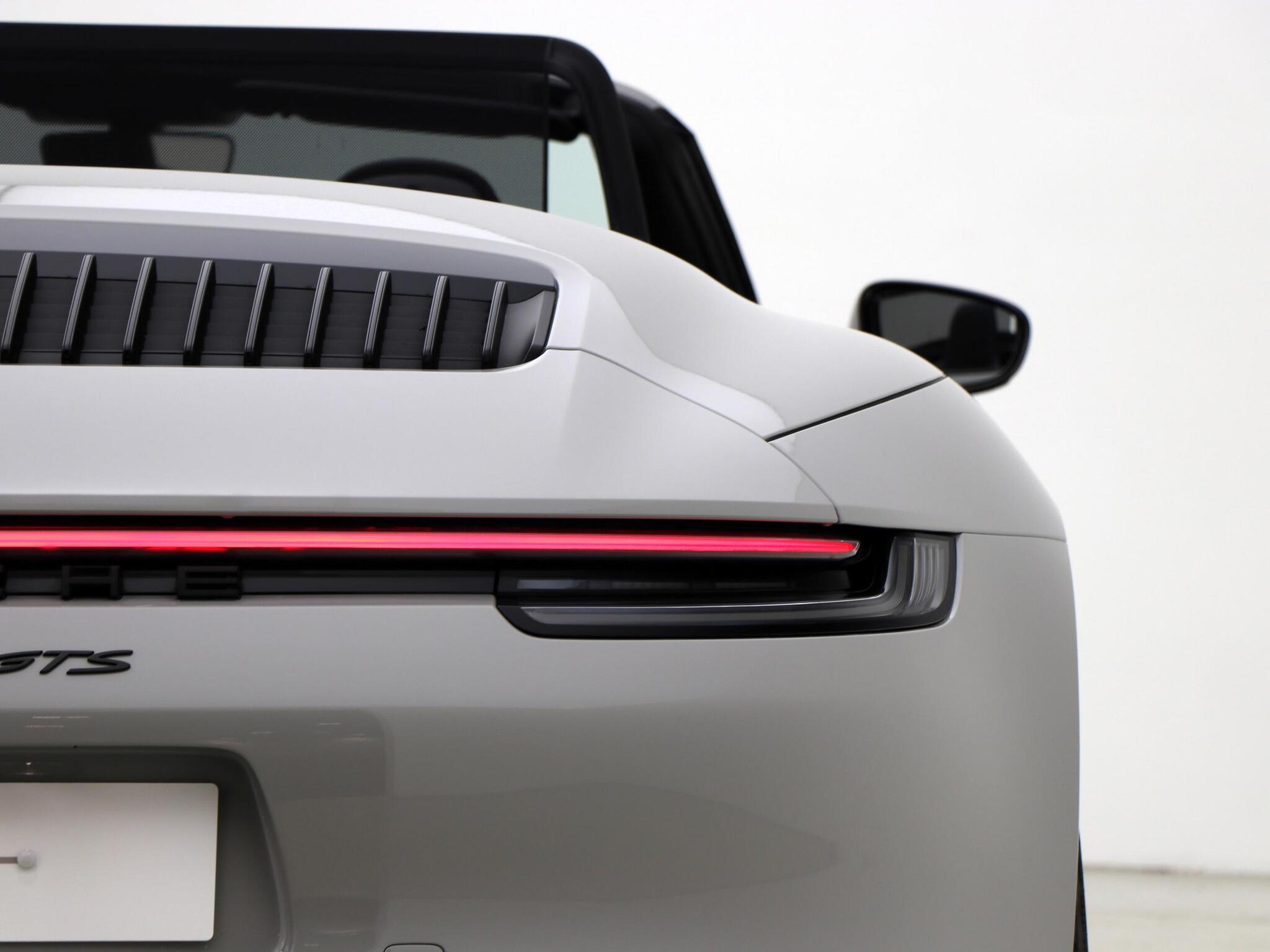 Porsche 911 view 19