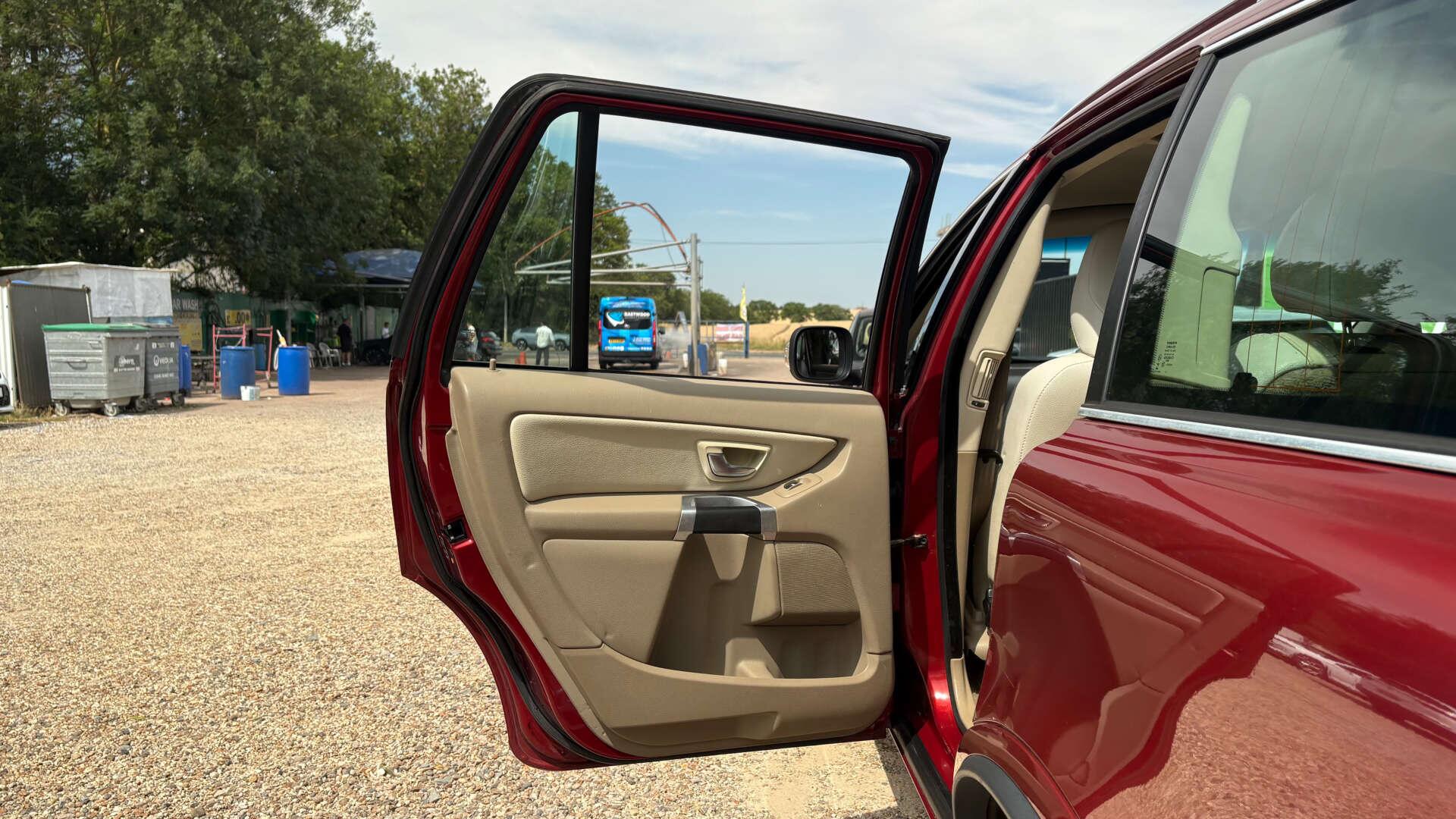 Volvo XC90 view 16