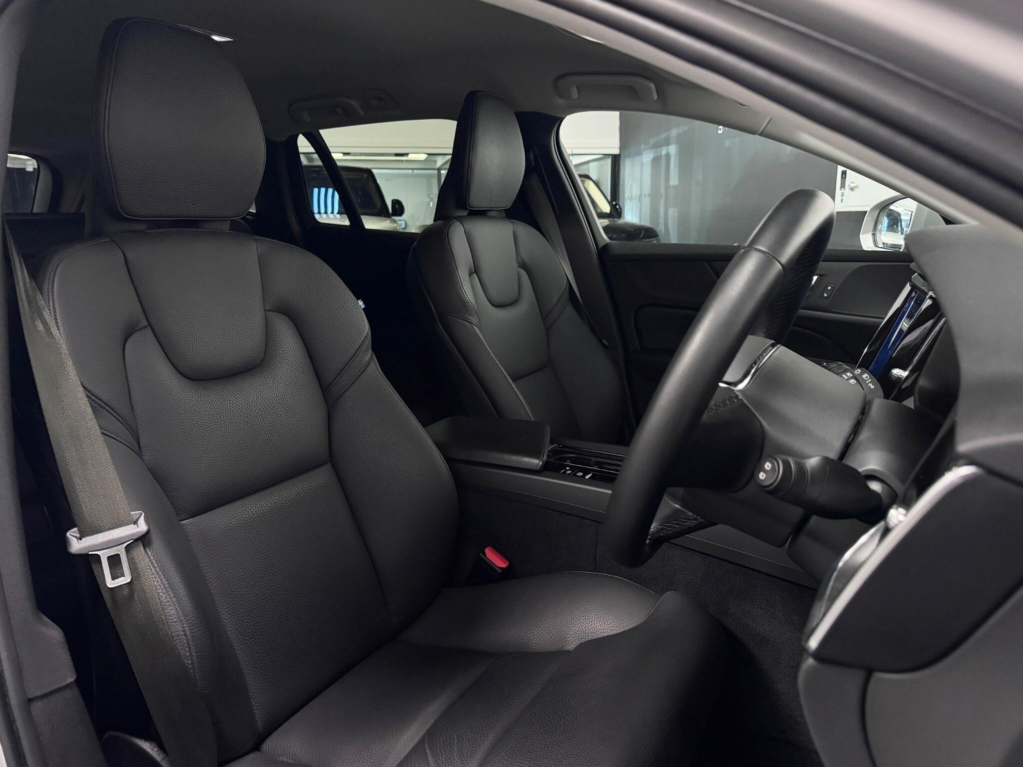 Volvo V60 Cross Country view 36