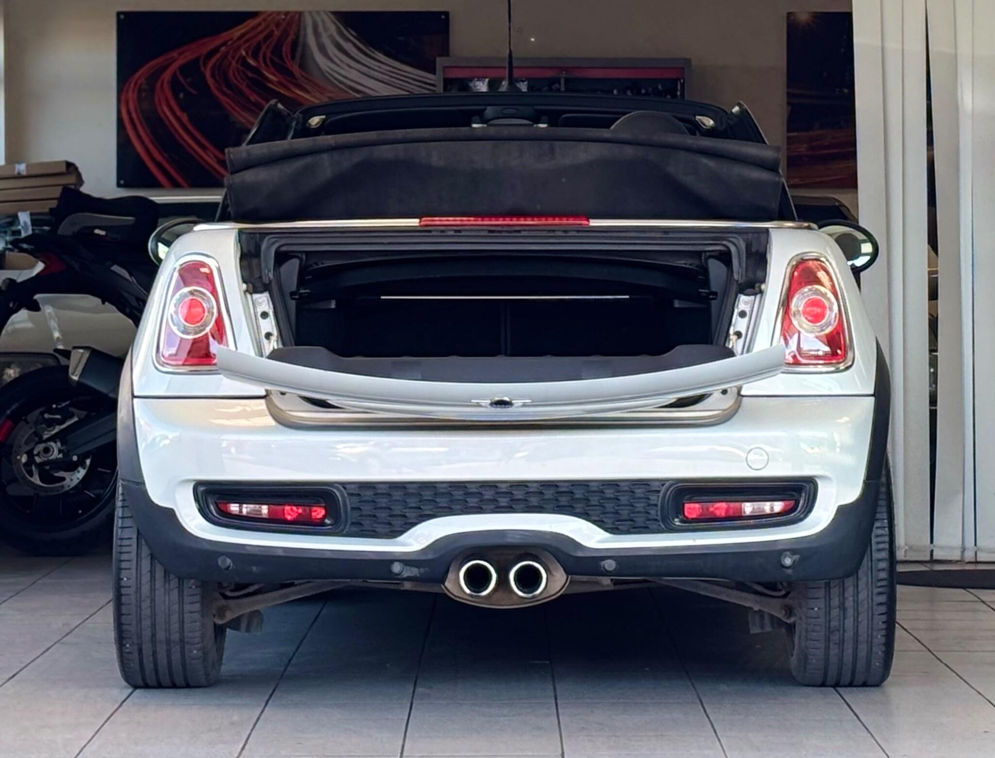 Mini Convertible view 29