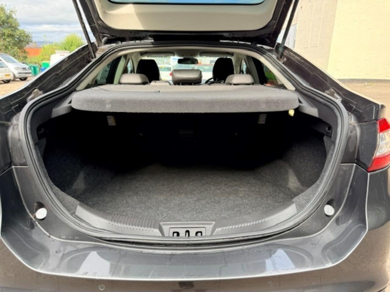 Ford Mondeo view 19