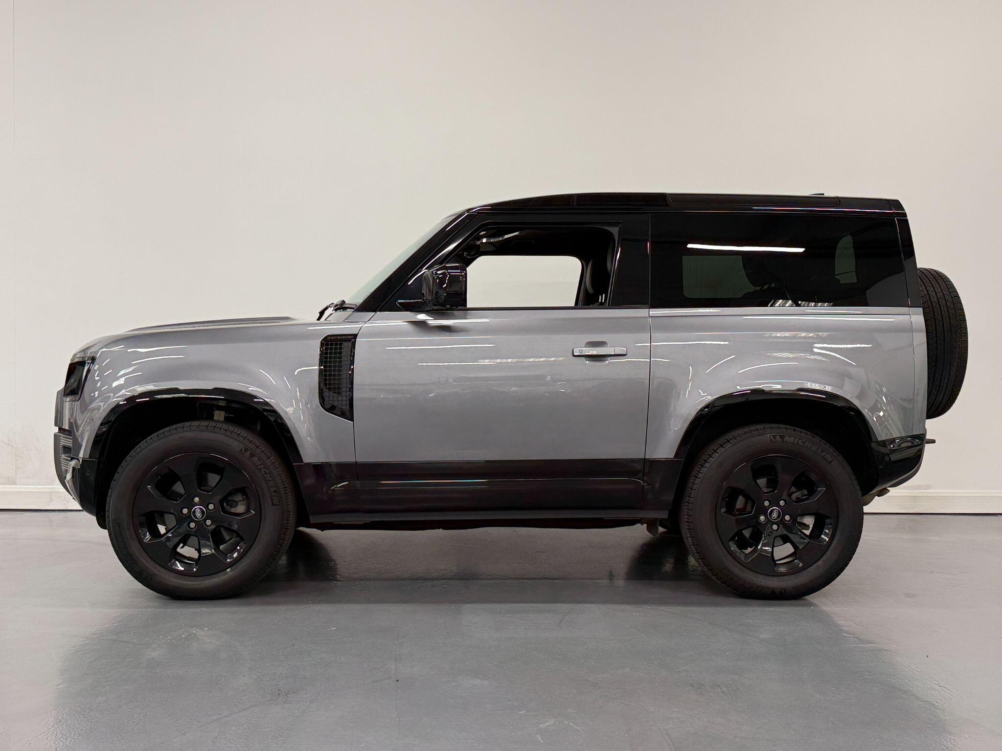 Land Rover Defender 90 view 5