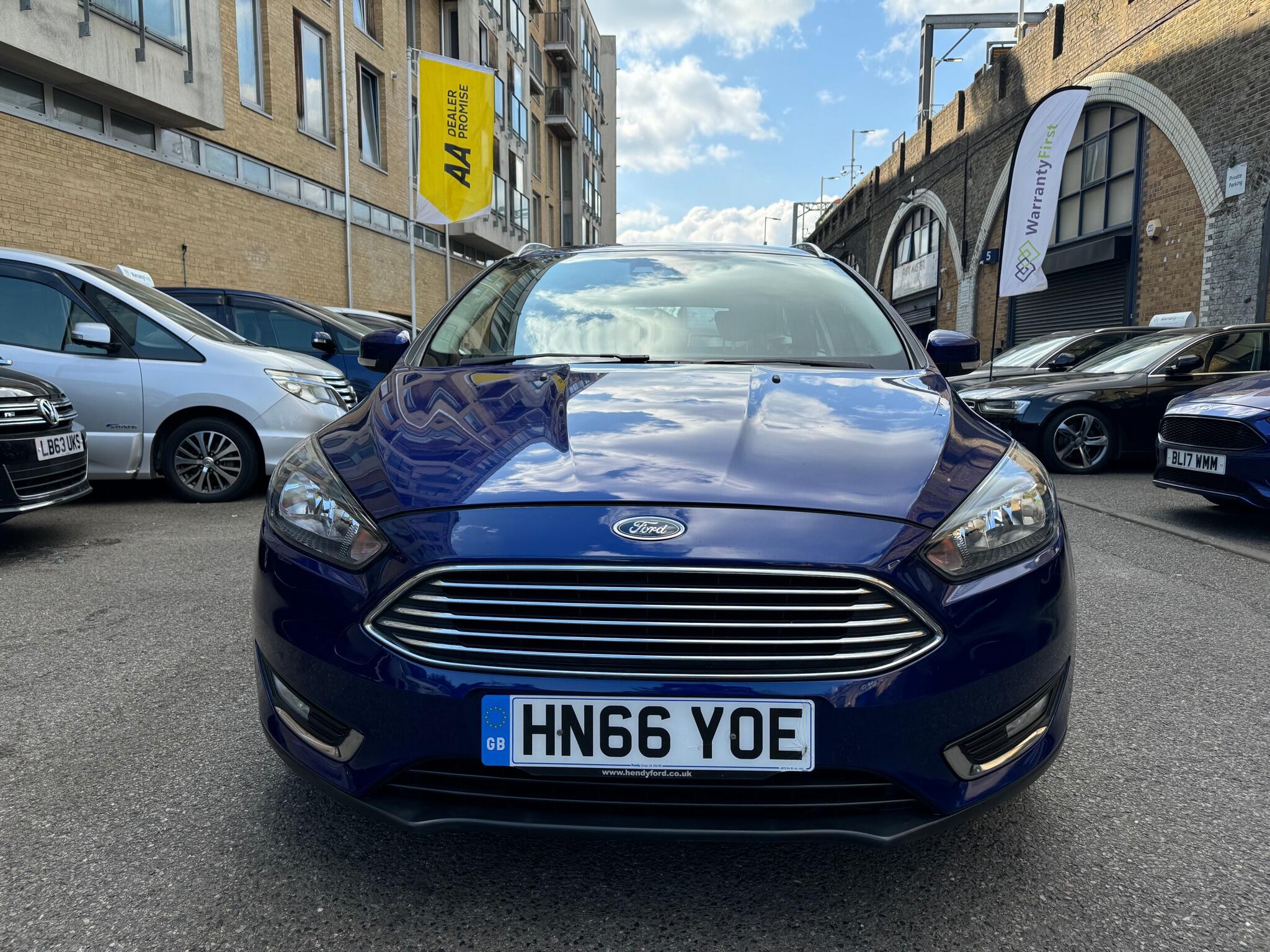 Ford Focus view 3