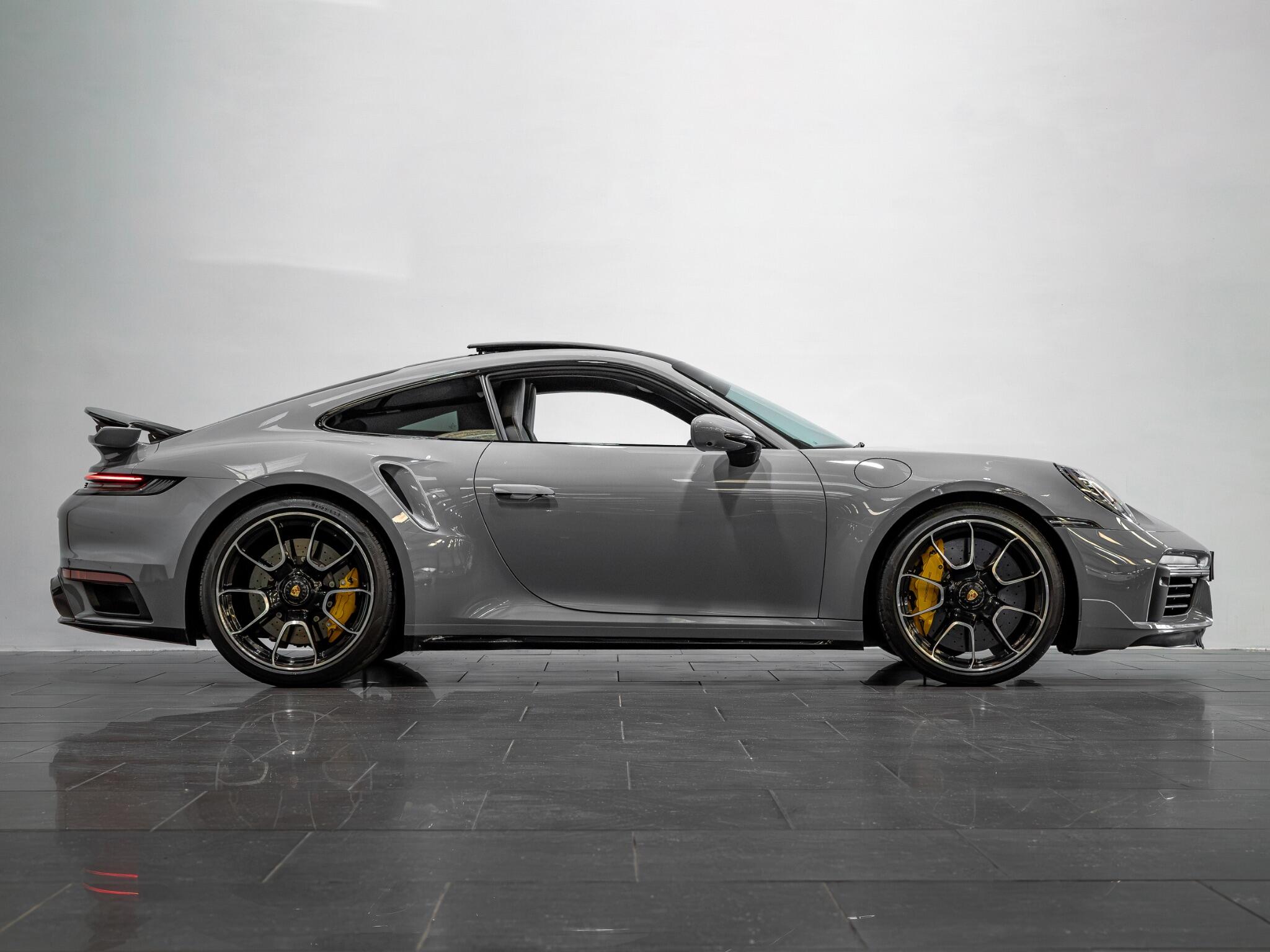 Porsche 911 view 4