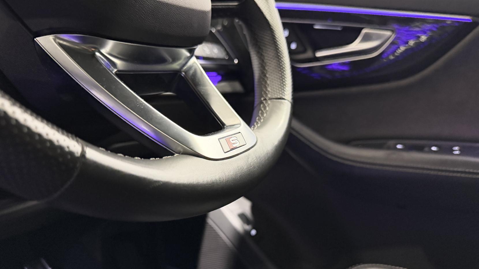 Audi Q7 view 19