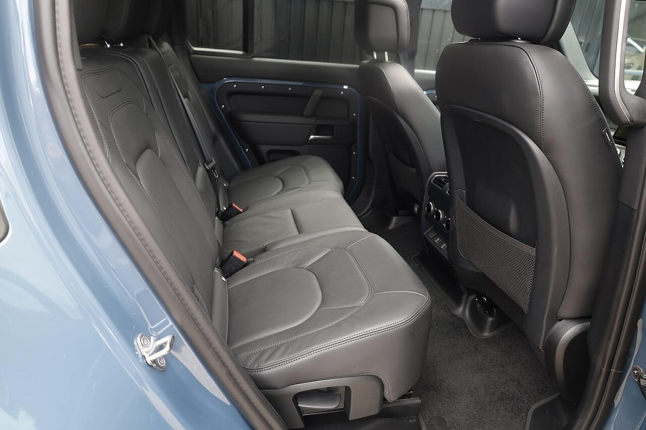 Land Rover Defender 110 view 28