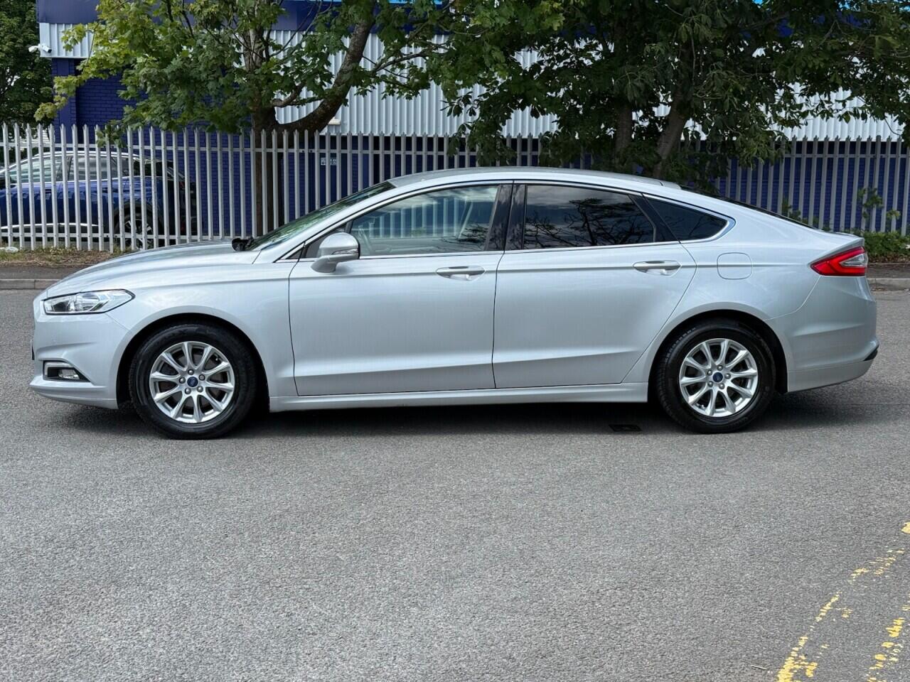 Ford Mondeo view 4