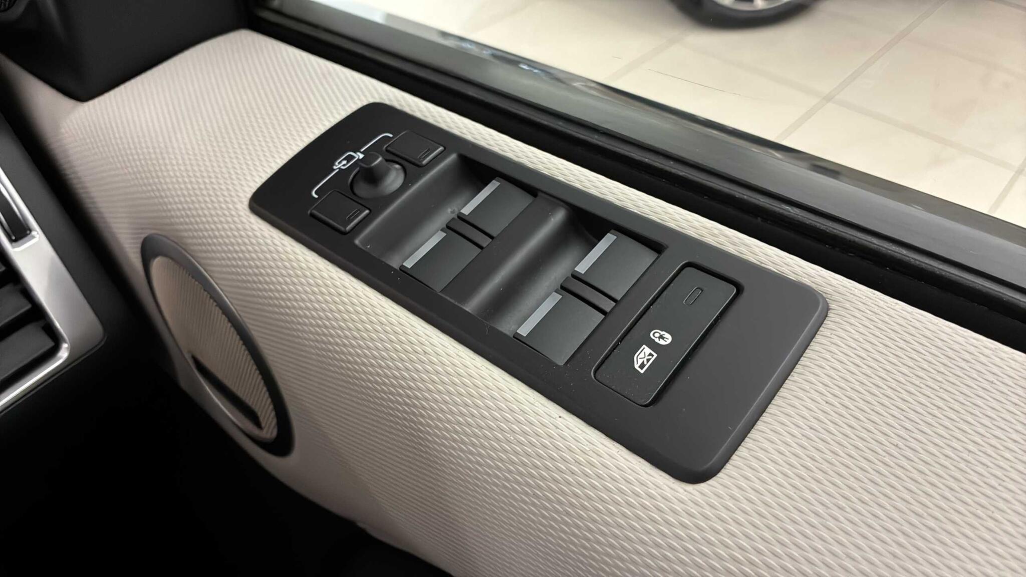 Land Rover Discovery view 29
