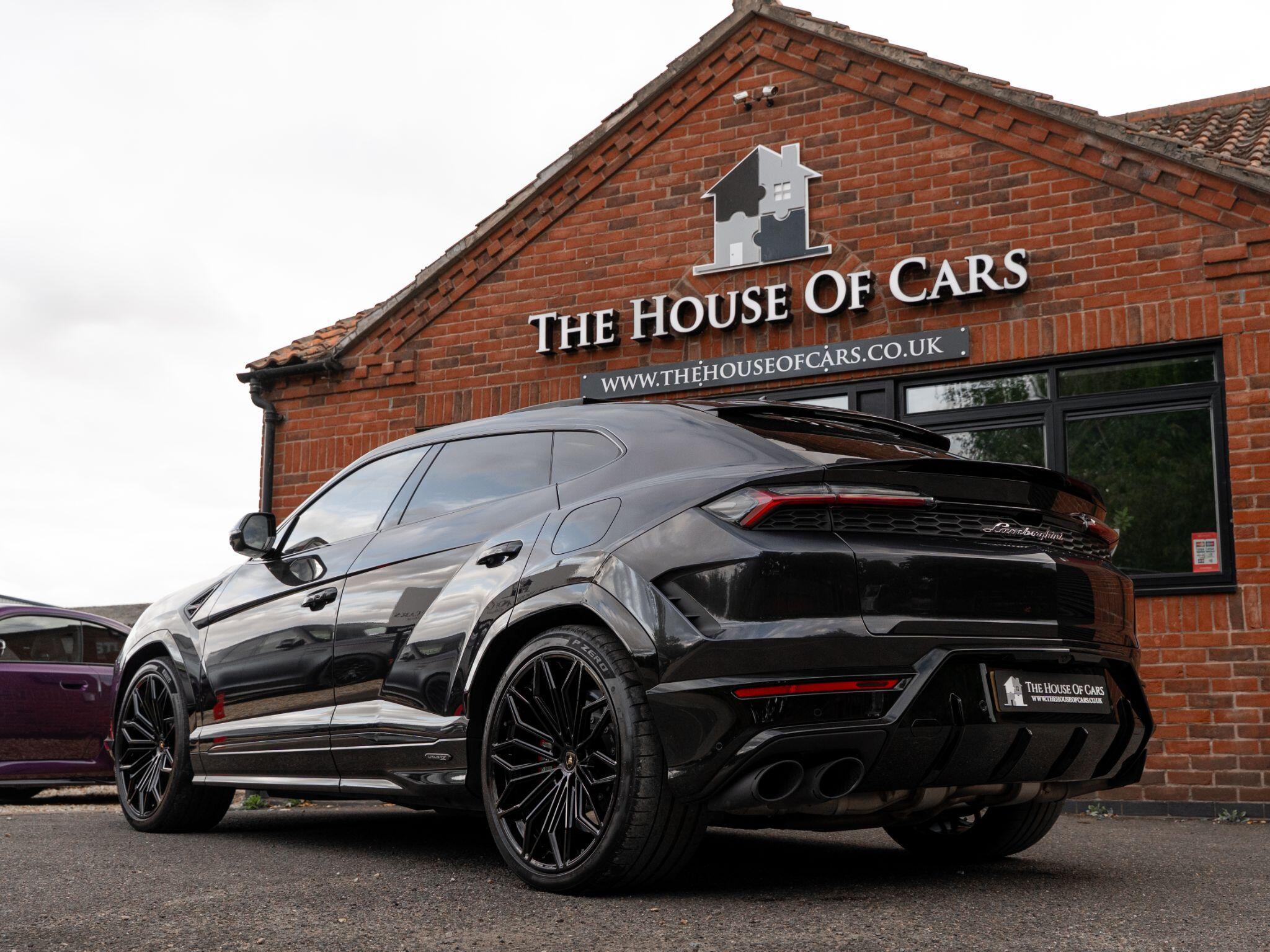 Lamborghini Urus view 4