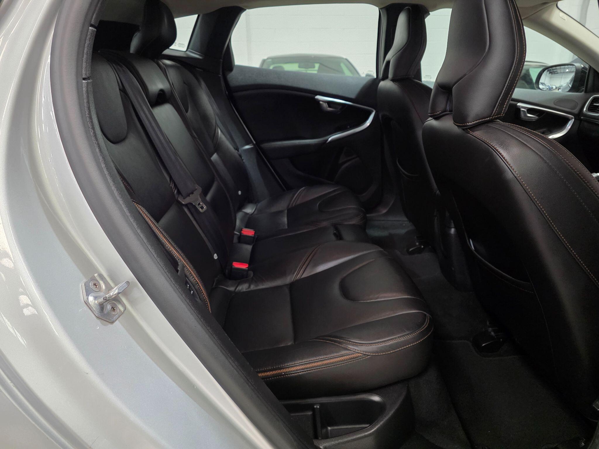 Volvo V40 Cross Country view 21