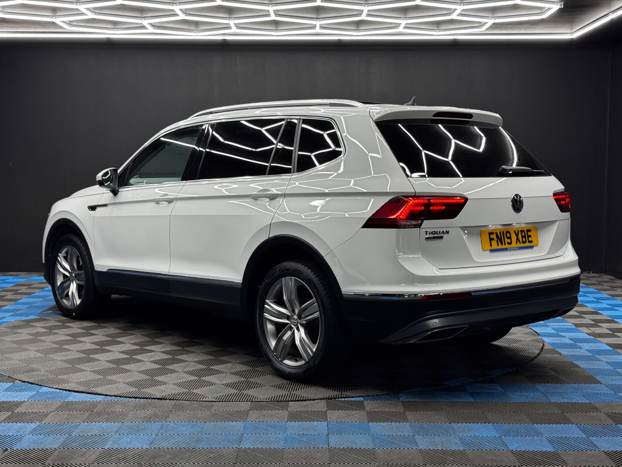 Volkswagen Tiguan Allspace view 7