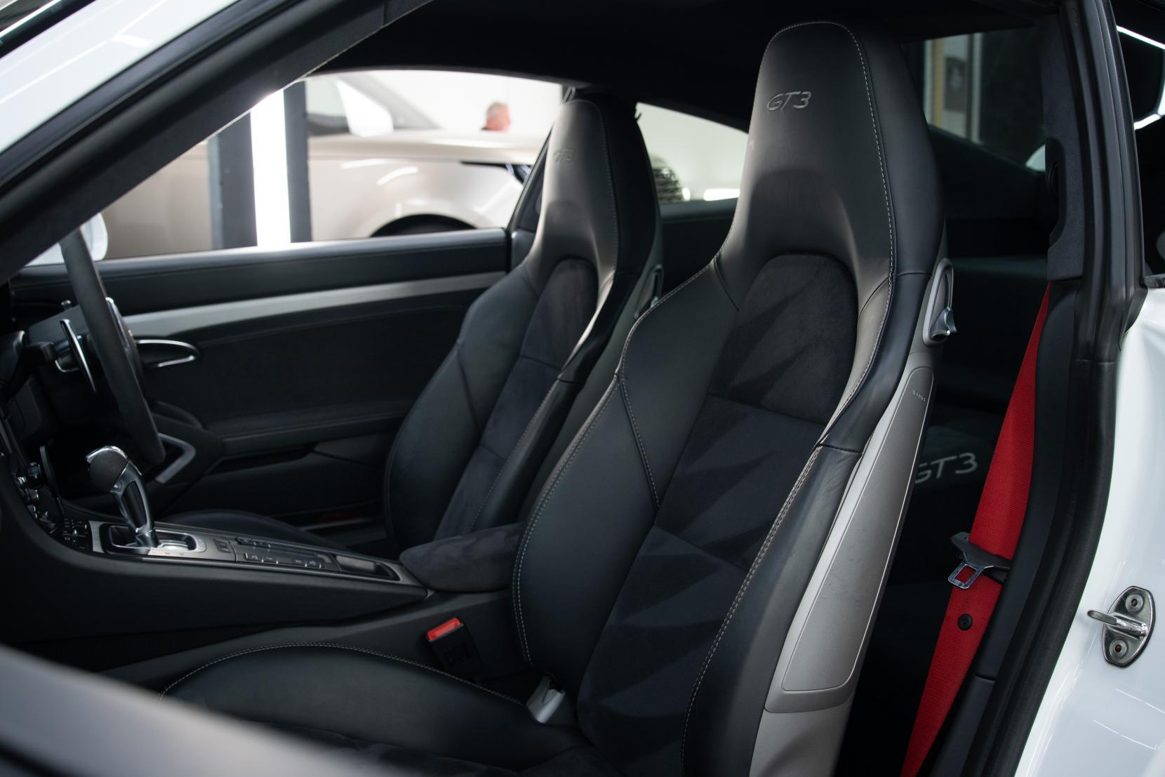 Porsche 911 view 8
