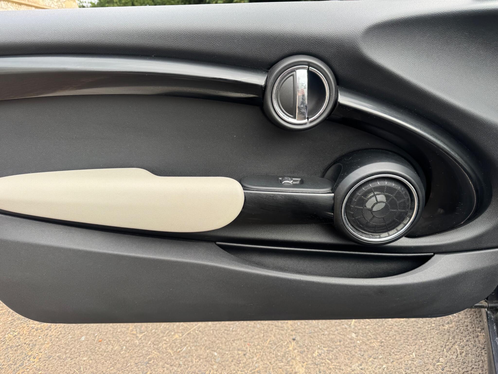 Mini Convertible view 29