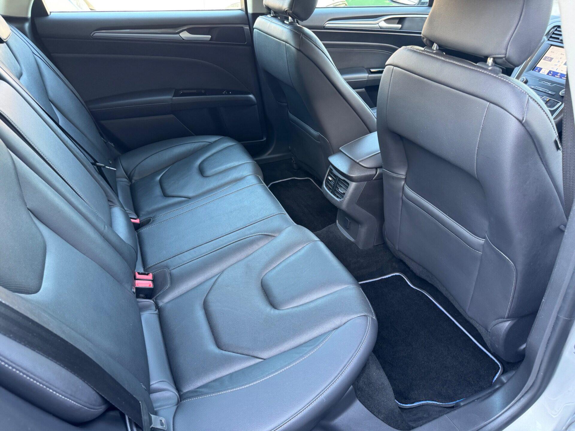 Ford Mondeo view 31