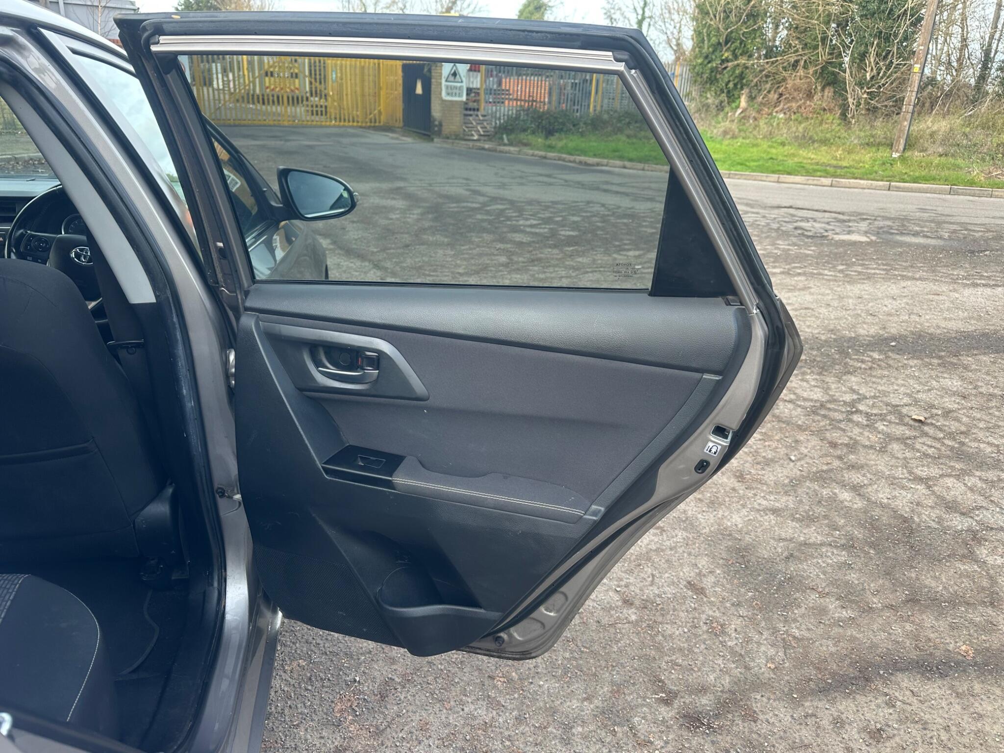2014 Toyota Auris image 28