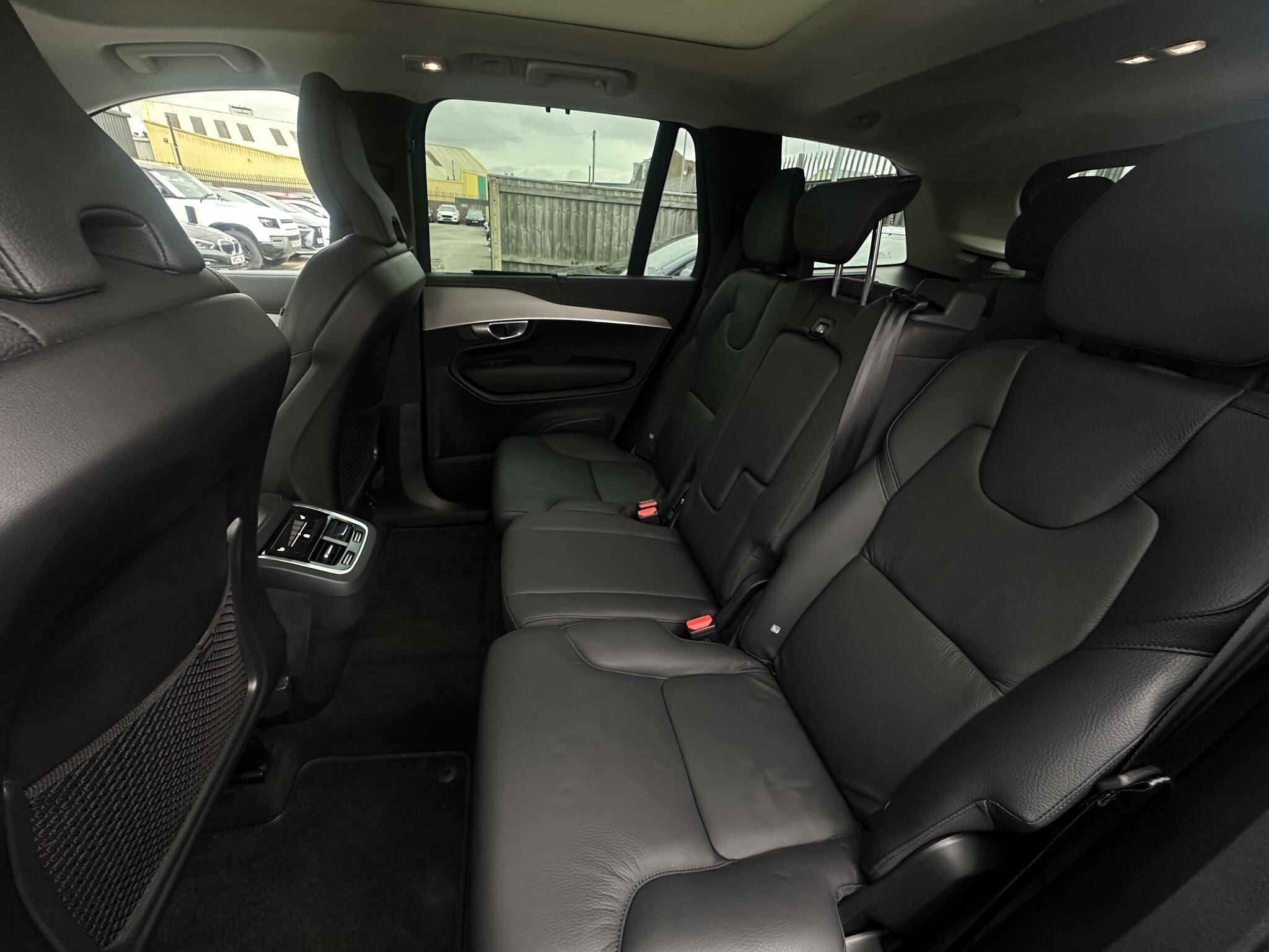 Volvo XC90 view 29