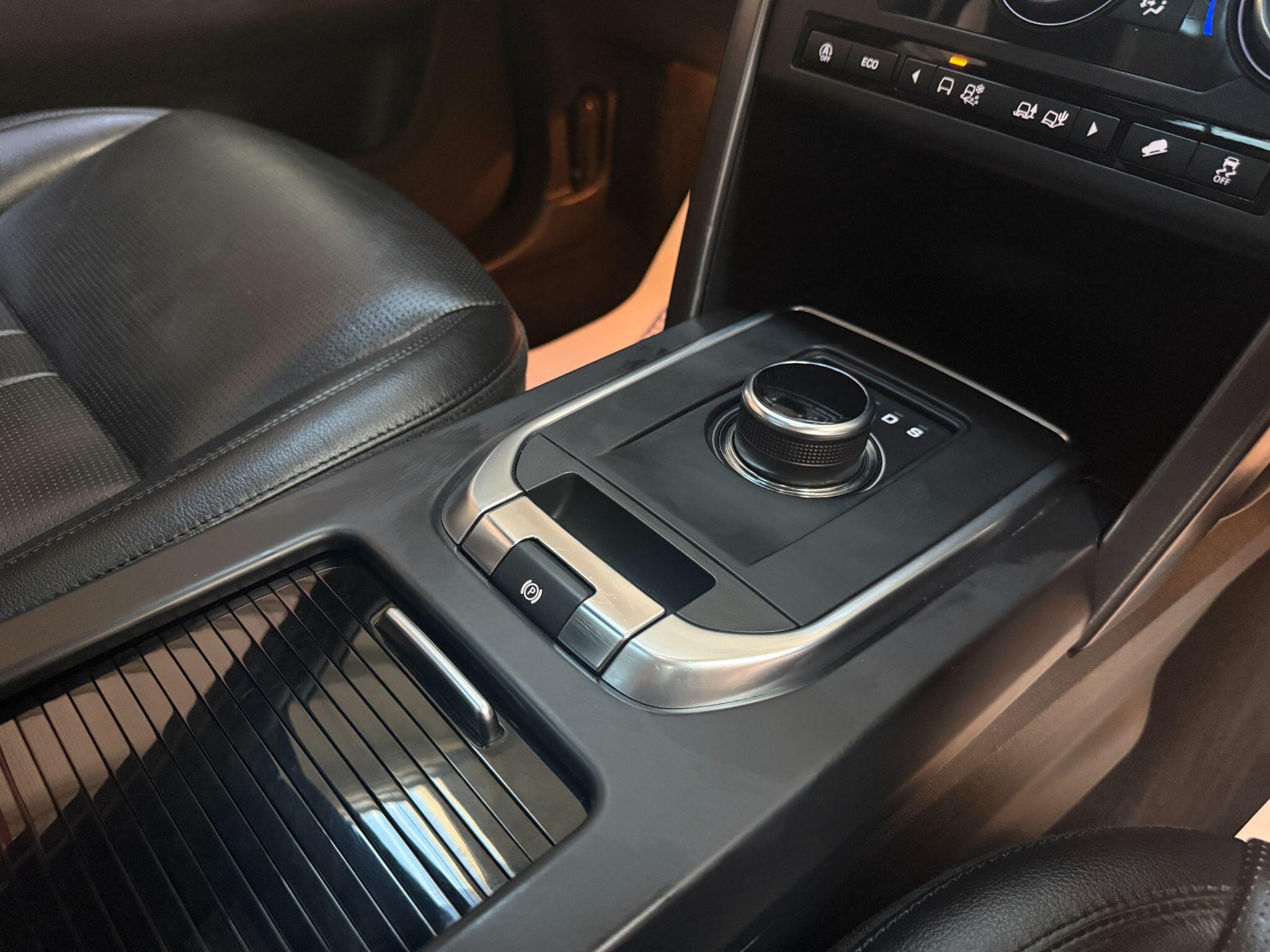 Land Rover Discovery Sport view 8