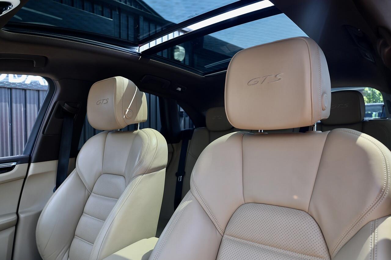 Porsche Macan view 38