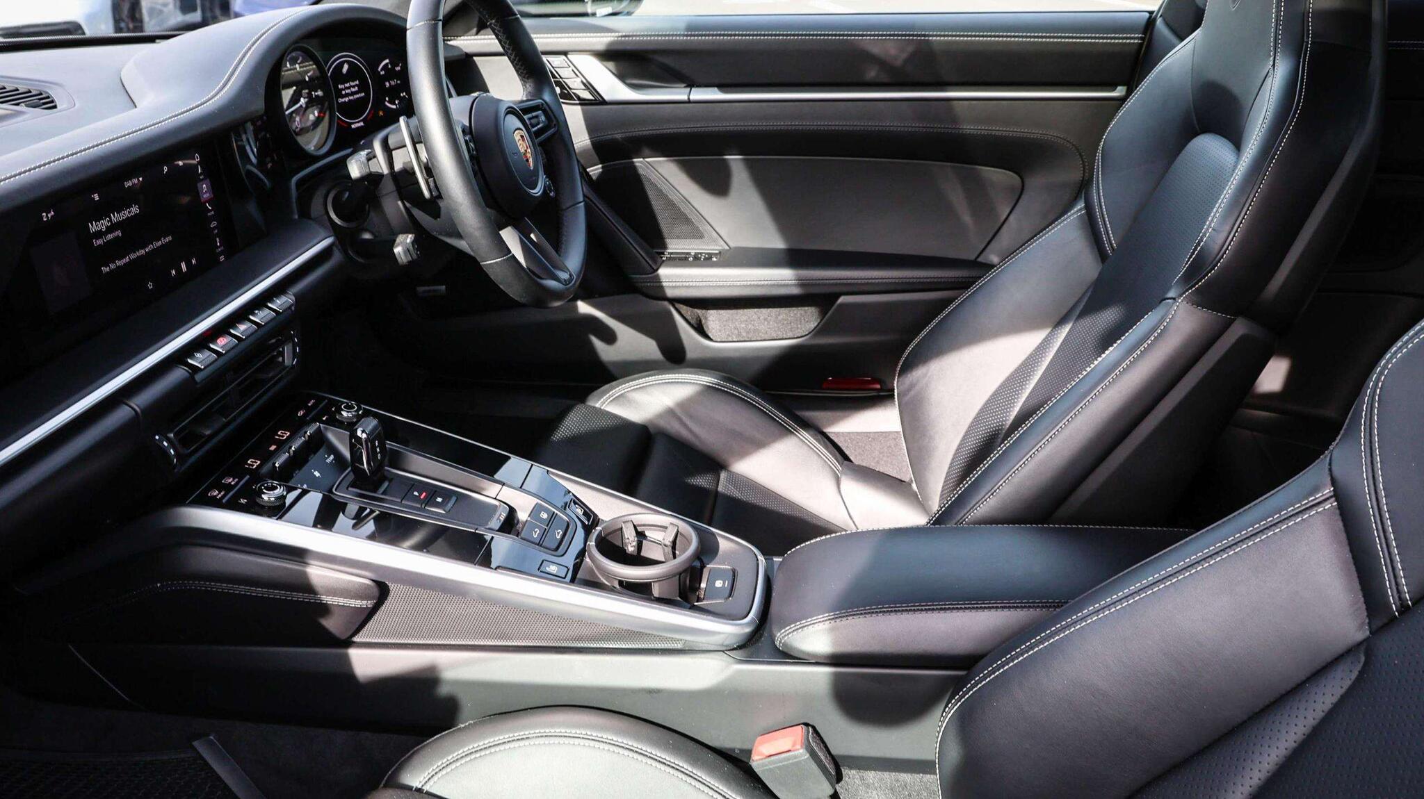 Porsche 911 view 11