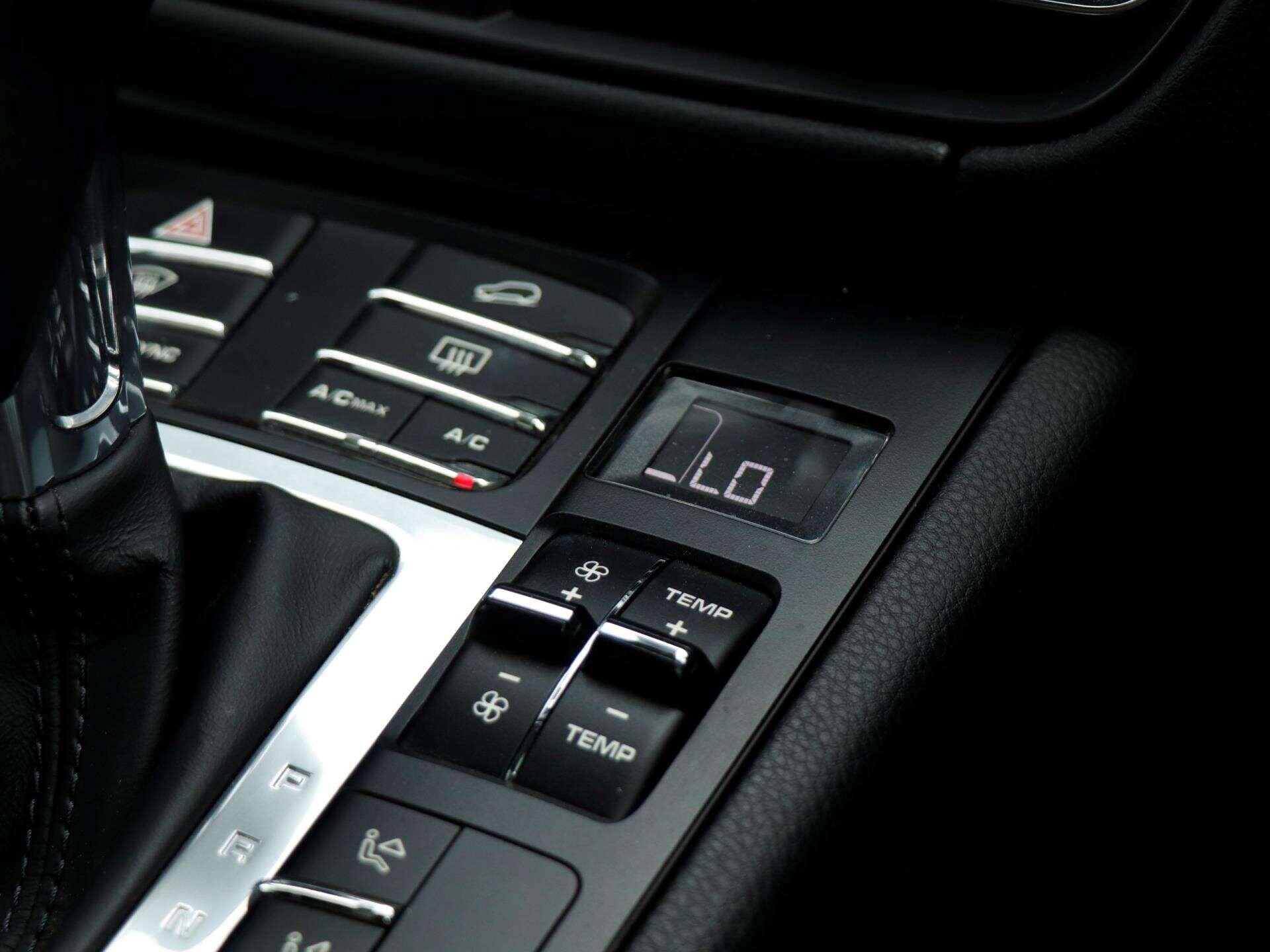 Porsche Macan view 16