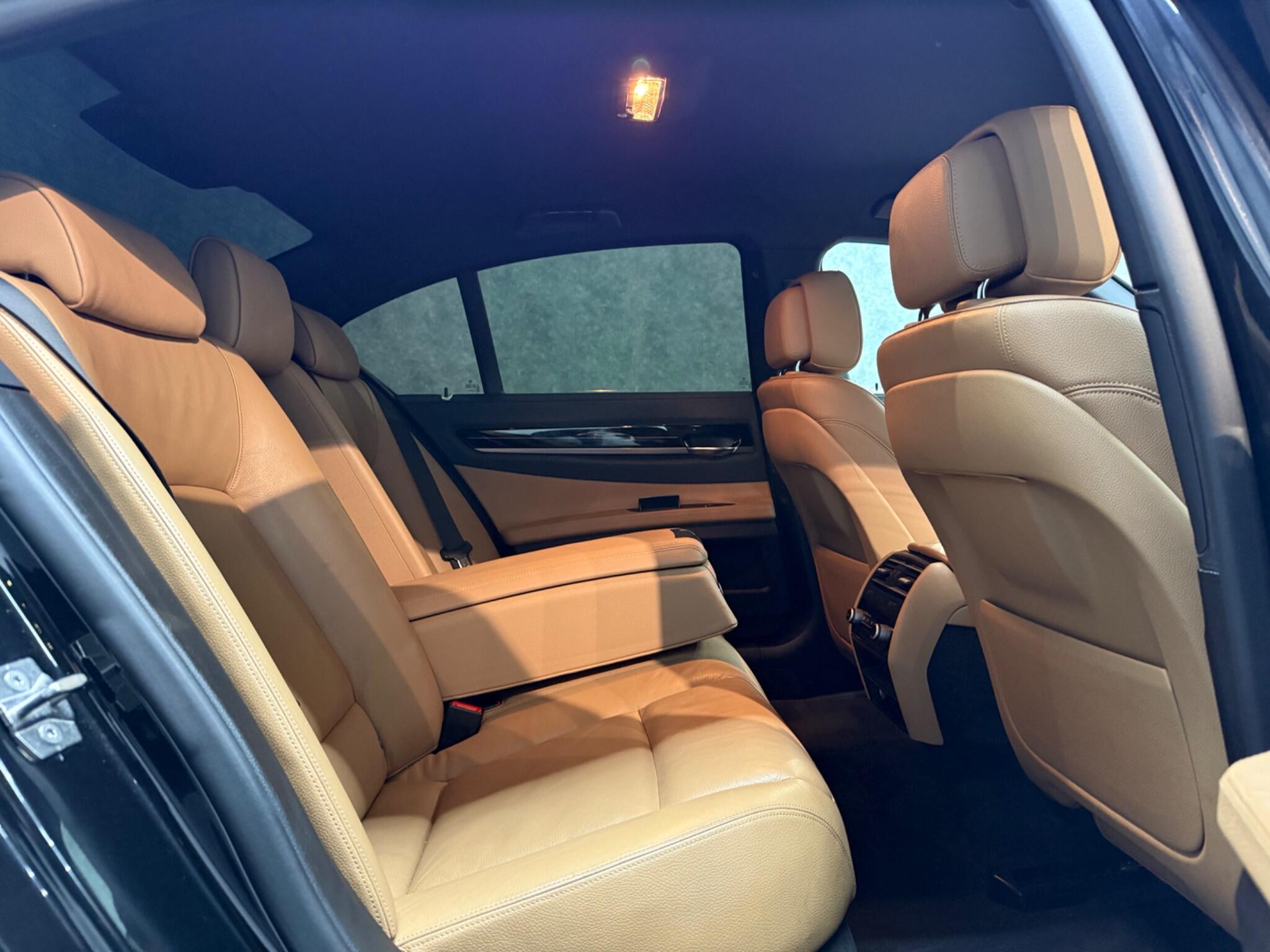 BMW 7 Series view 7