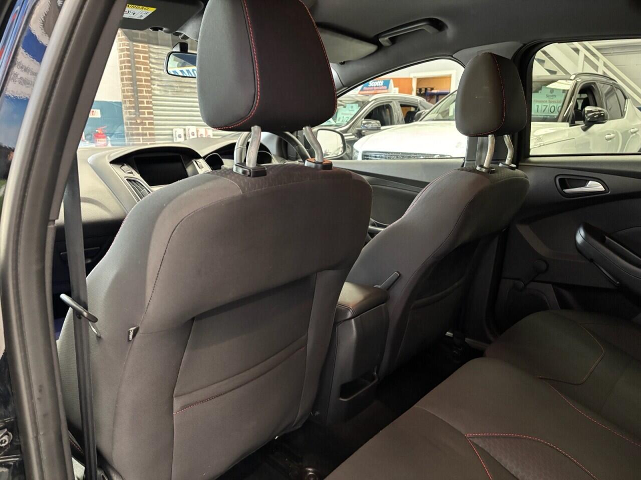 Ford Focus view 23