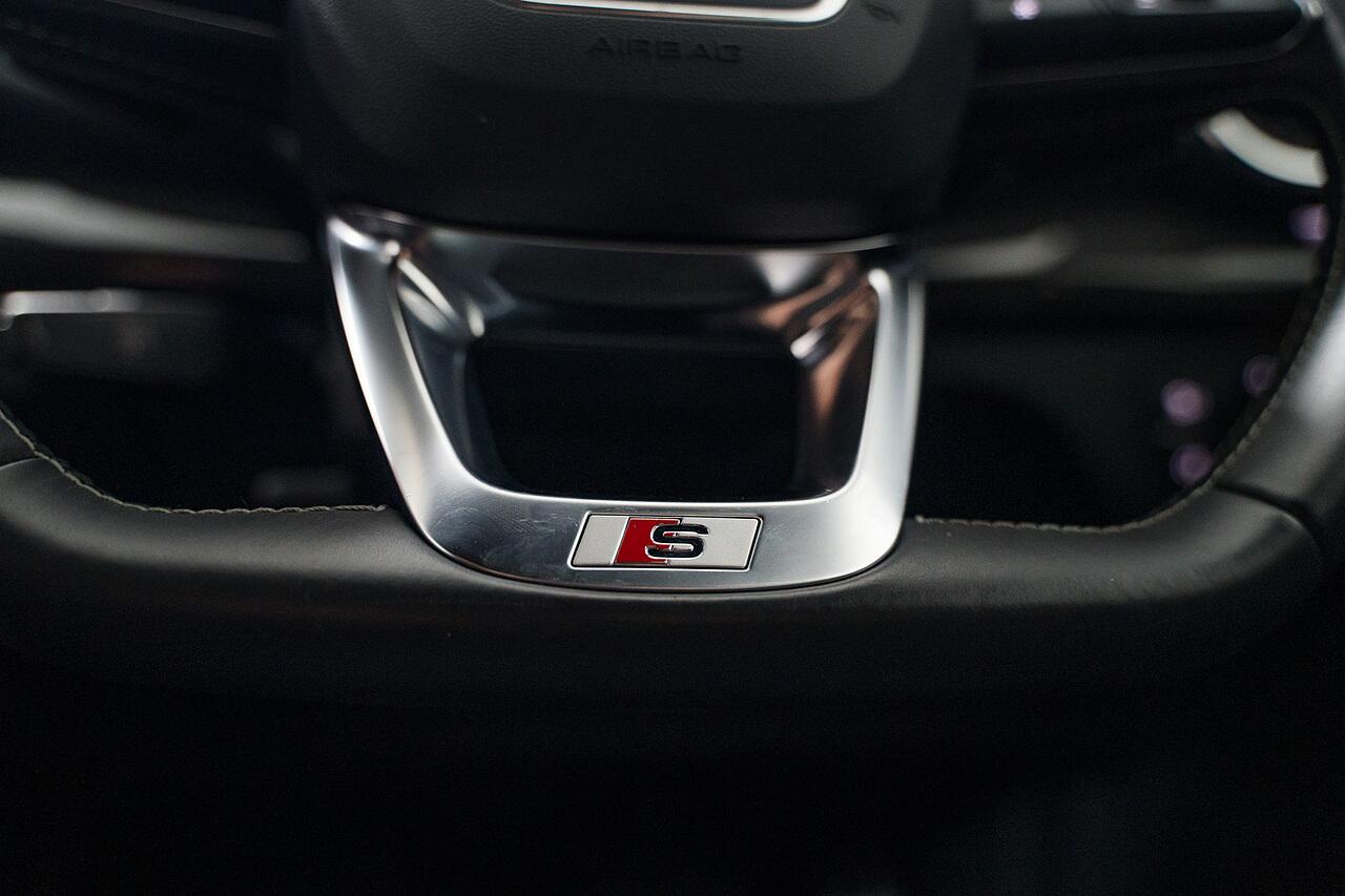 Audi SQ5 view 14