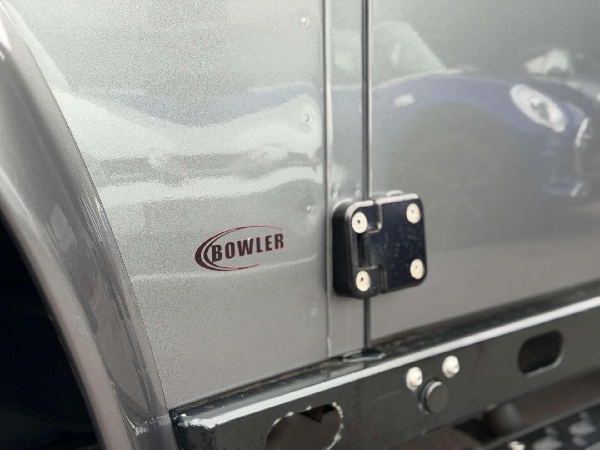 Land Rover Defender 110 view 22