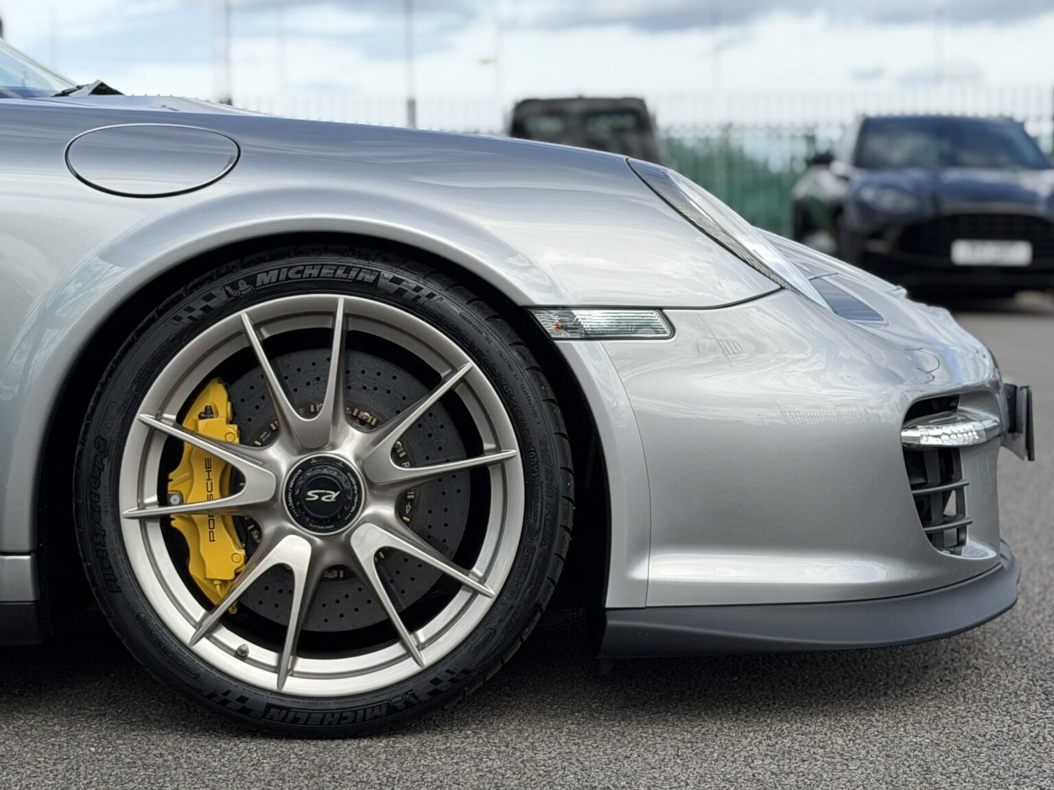 Porsche 911 view 16