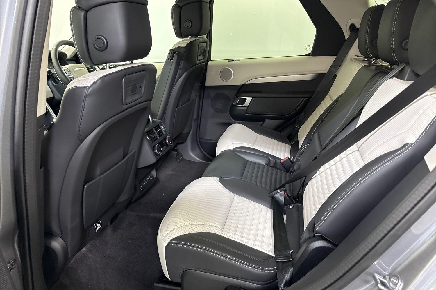 Land Rover Discovery view 16